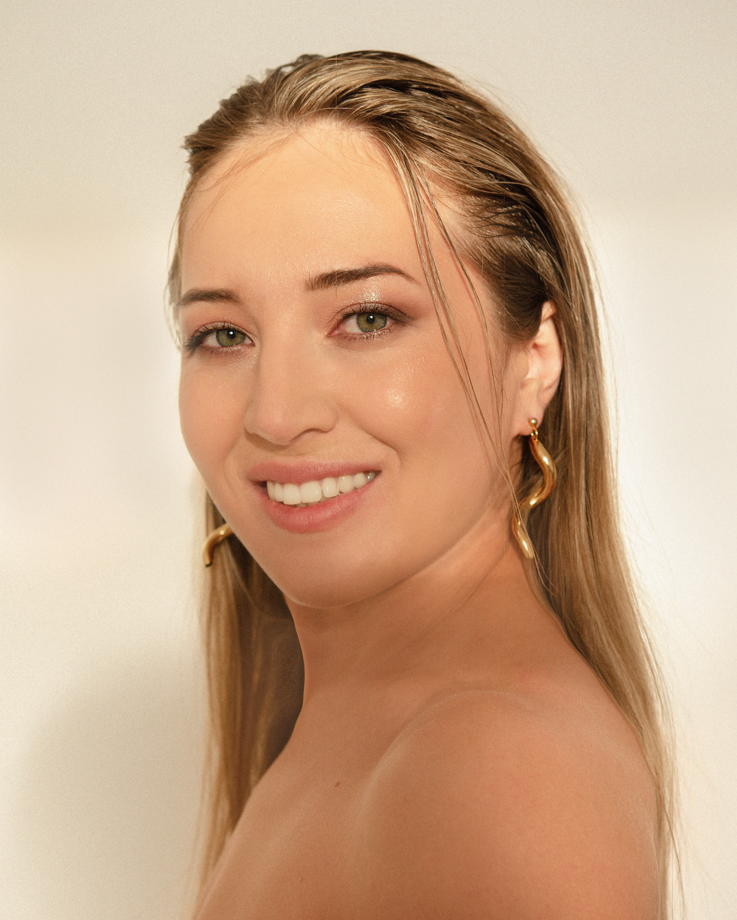 Maria stretching and beauty. Family, portrait, content photo in Costa Rica Evgeniya Besprozvannykh