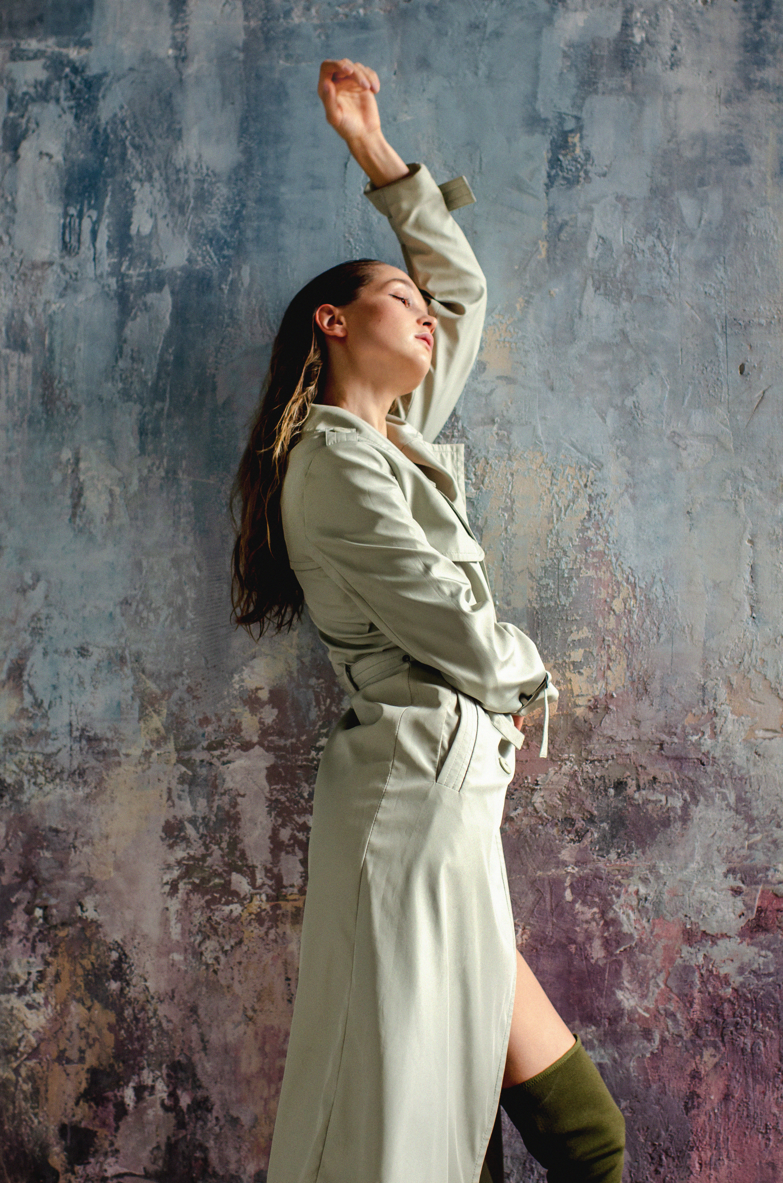 Maria in studio -minimalism. Family, portrait, content photo in Costa Rica Evgeniya Besprozvannykh