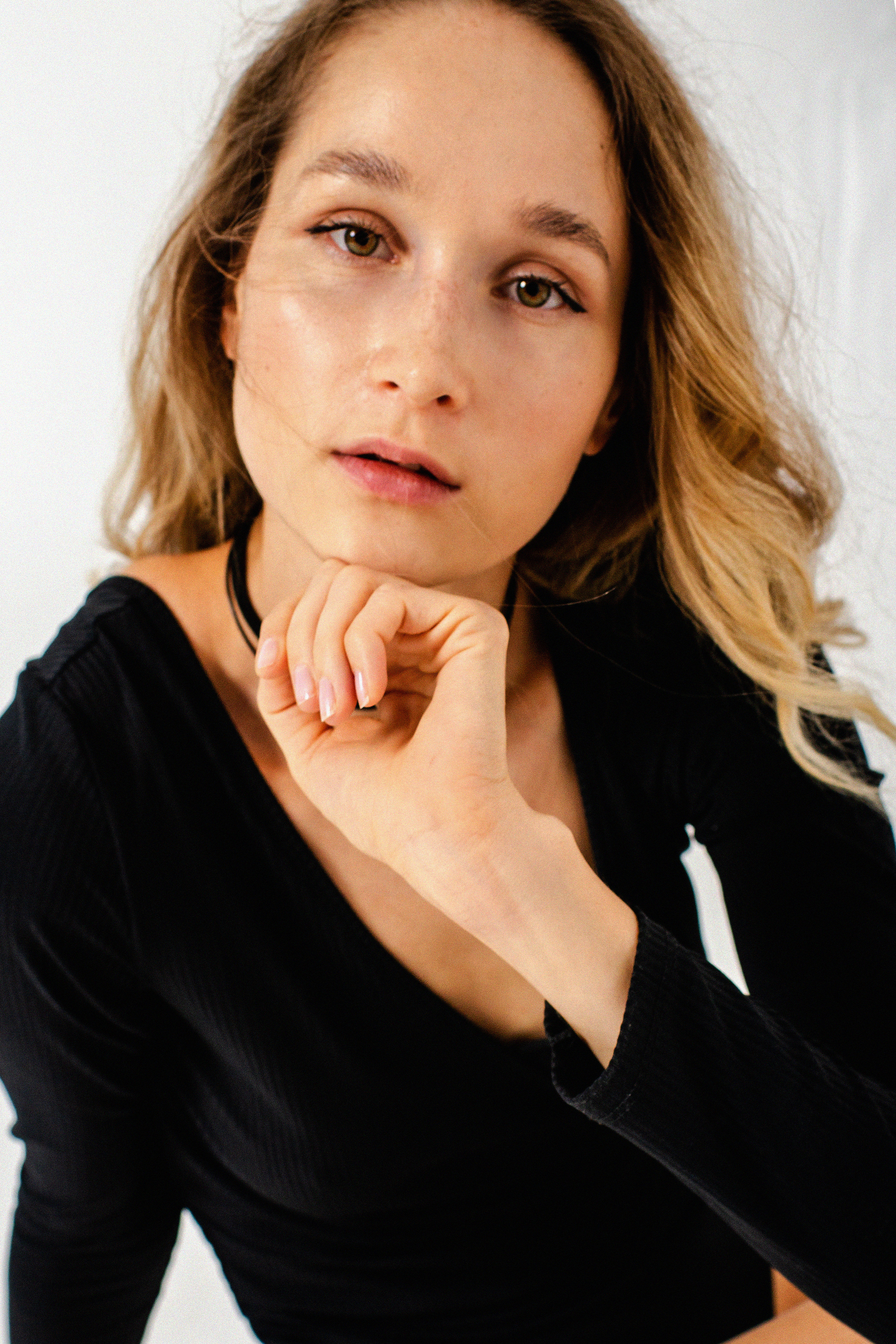 Maria in studio -minimalism. Family, portrait, content photo in Costa Rica Evgeniya Besprozvannykh