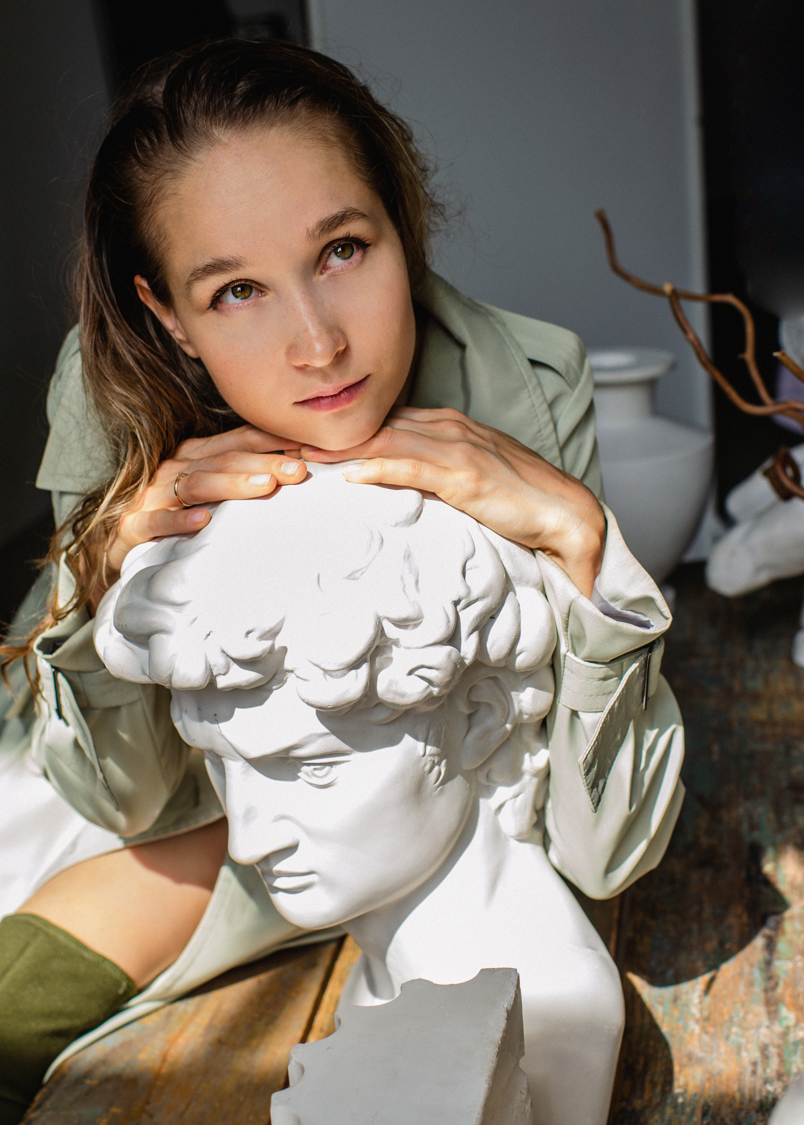 Maria in studio -minimalism. Family, portrait, content photo in Costa Rica Evgeniya Besprozvannykh