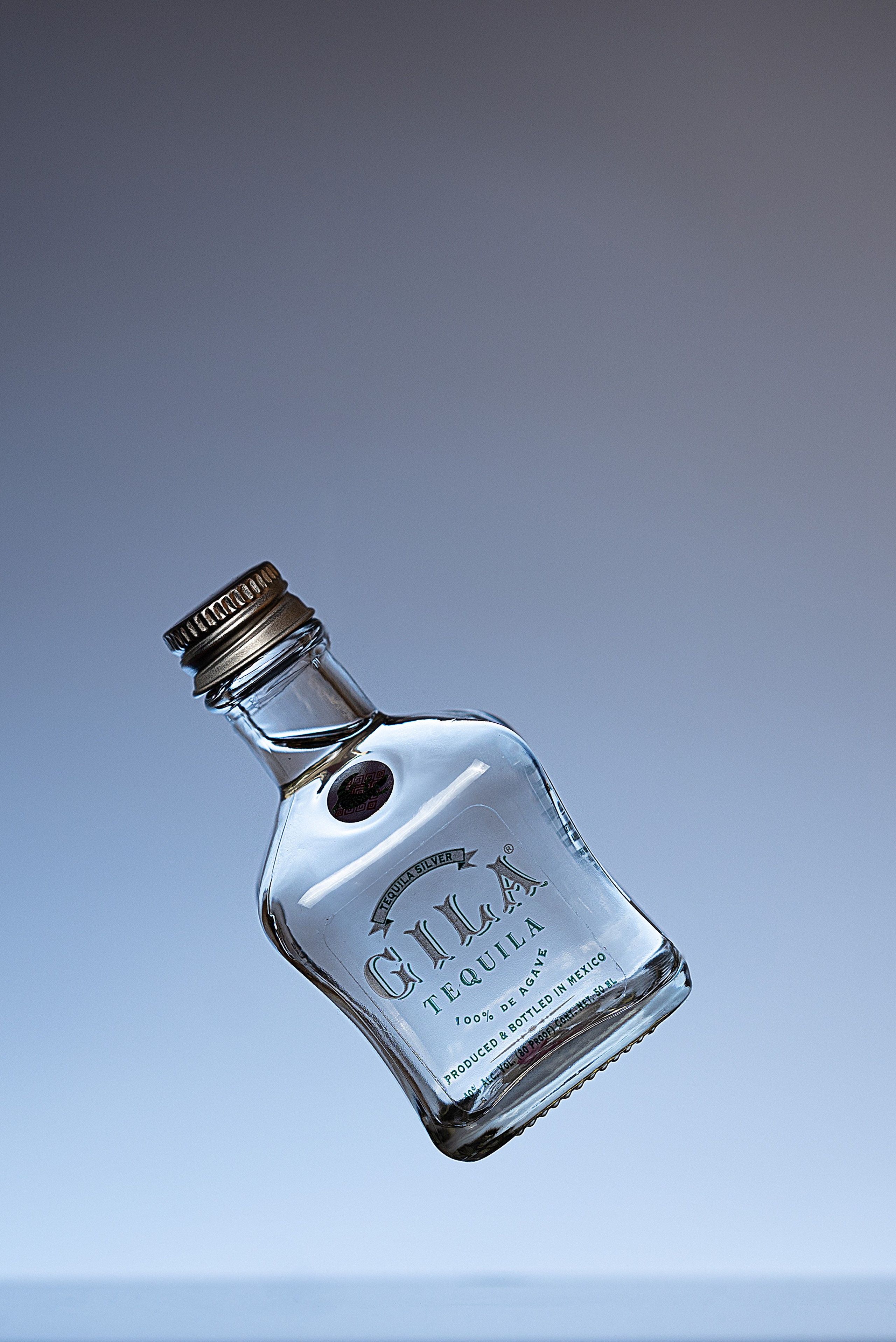 каталожная съемка, цветные фоны, бутылочки на просвет