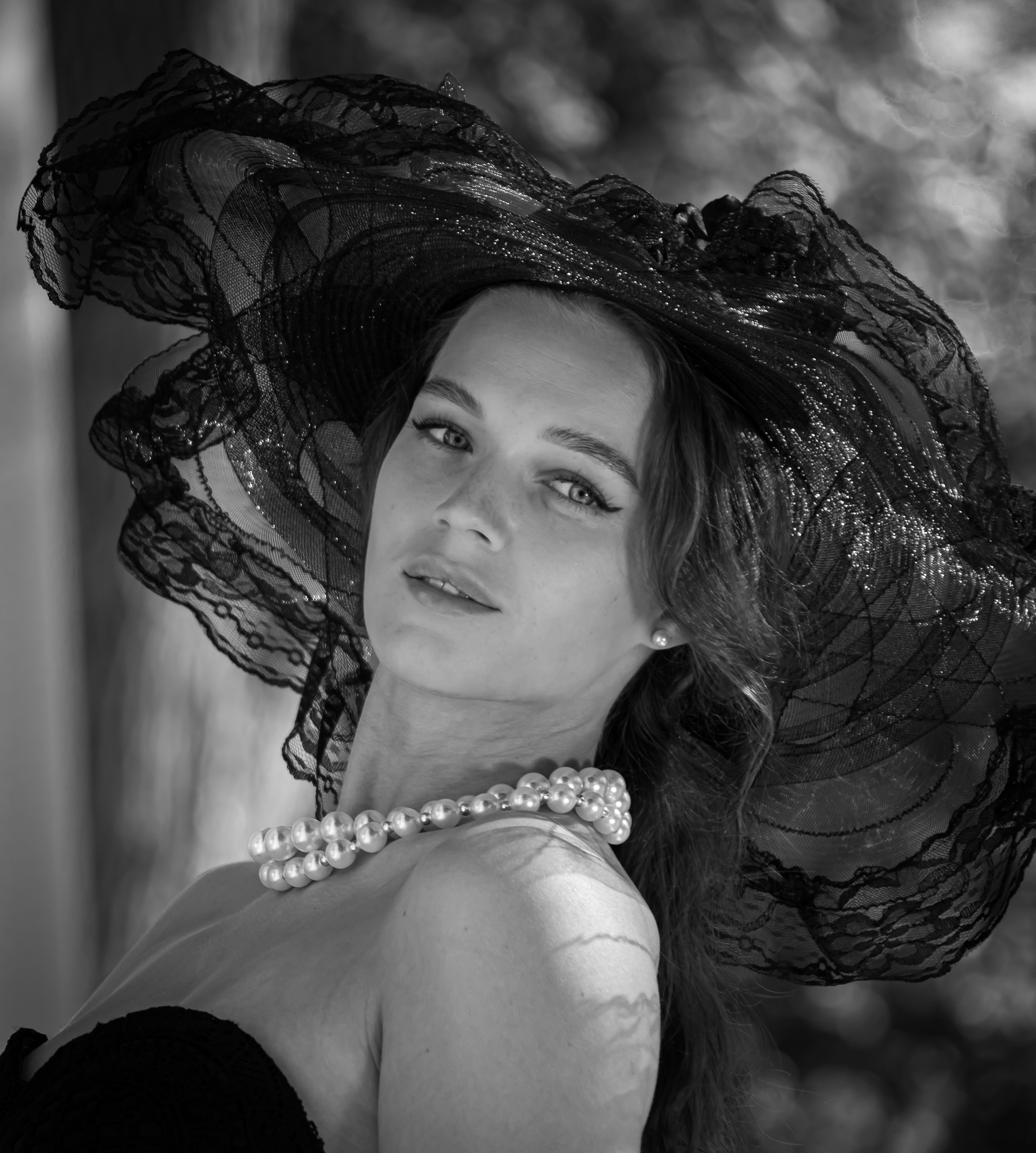 Крупный женский портрет, светлый фон, журнальная эстетика • фотограф Карасёва Елена