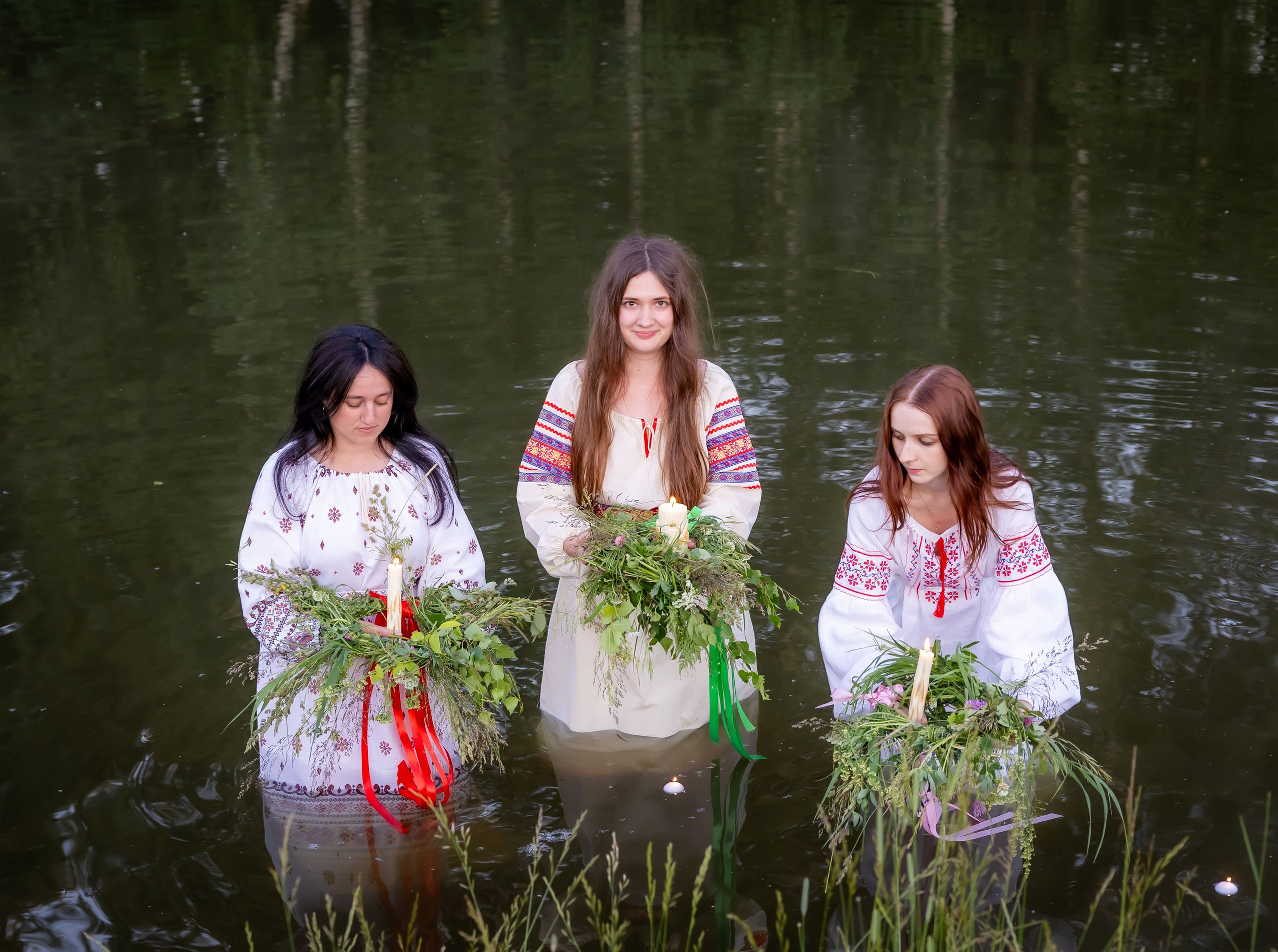 Тематическая фотосессия «Иван Купала» в воде с венками из полевых цветов