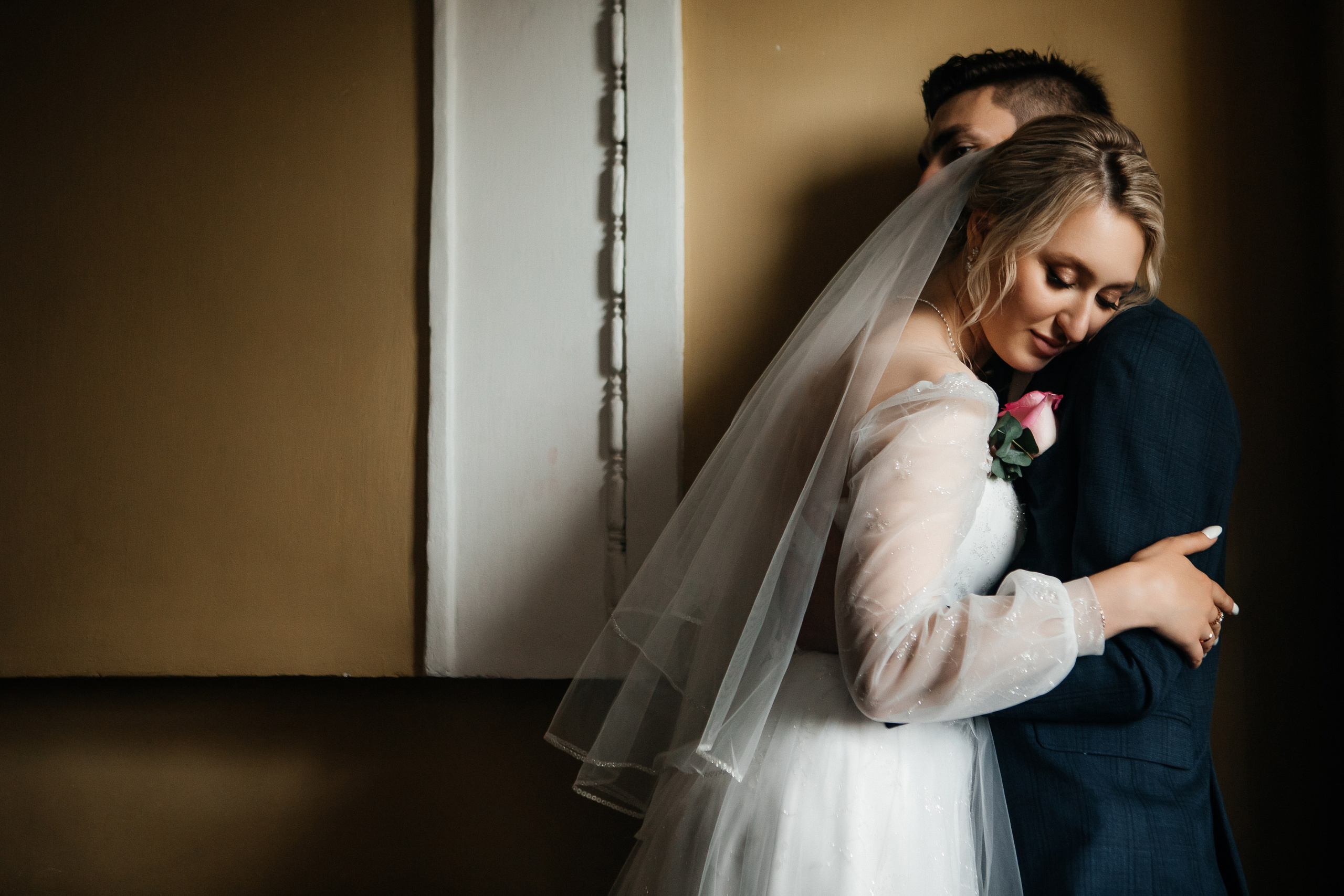 Евгения и Николай утренние сборы. Свадебный фотограф Виктория Чуйко Магнитогорск. Визуал для бизнеса