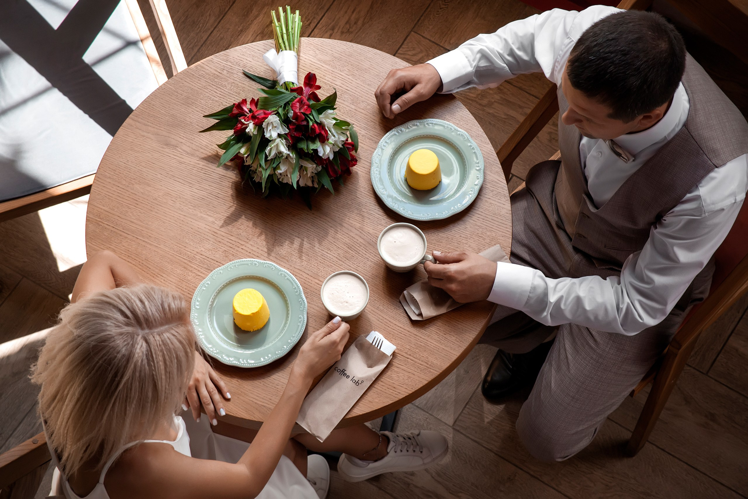 Портрет жениха и невесты в кафе с десертом и кофе - фотосессия в кафе