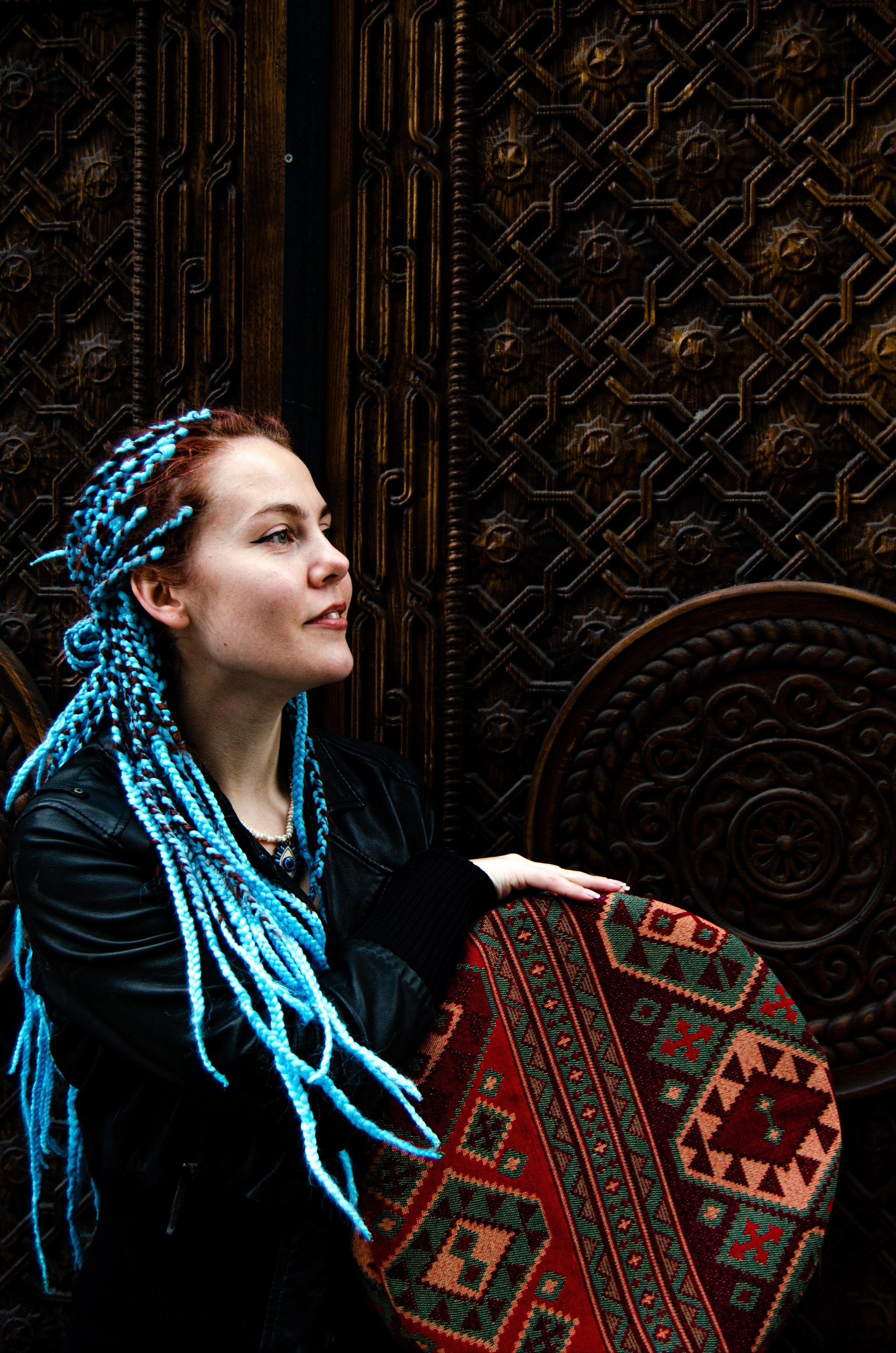 Фотосессия на фоне городского квартала. Yuri Panfyorov