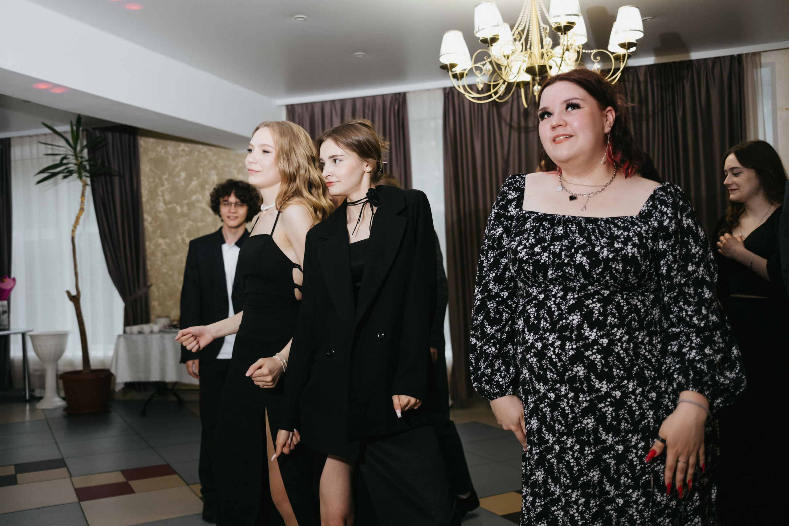 Выпускной 11 класс школы № 30. Свадебный и репортажной фотограф Денис Ожигин в Краснодаре и Краснодарском крае