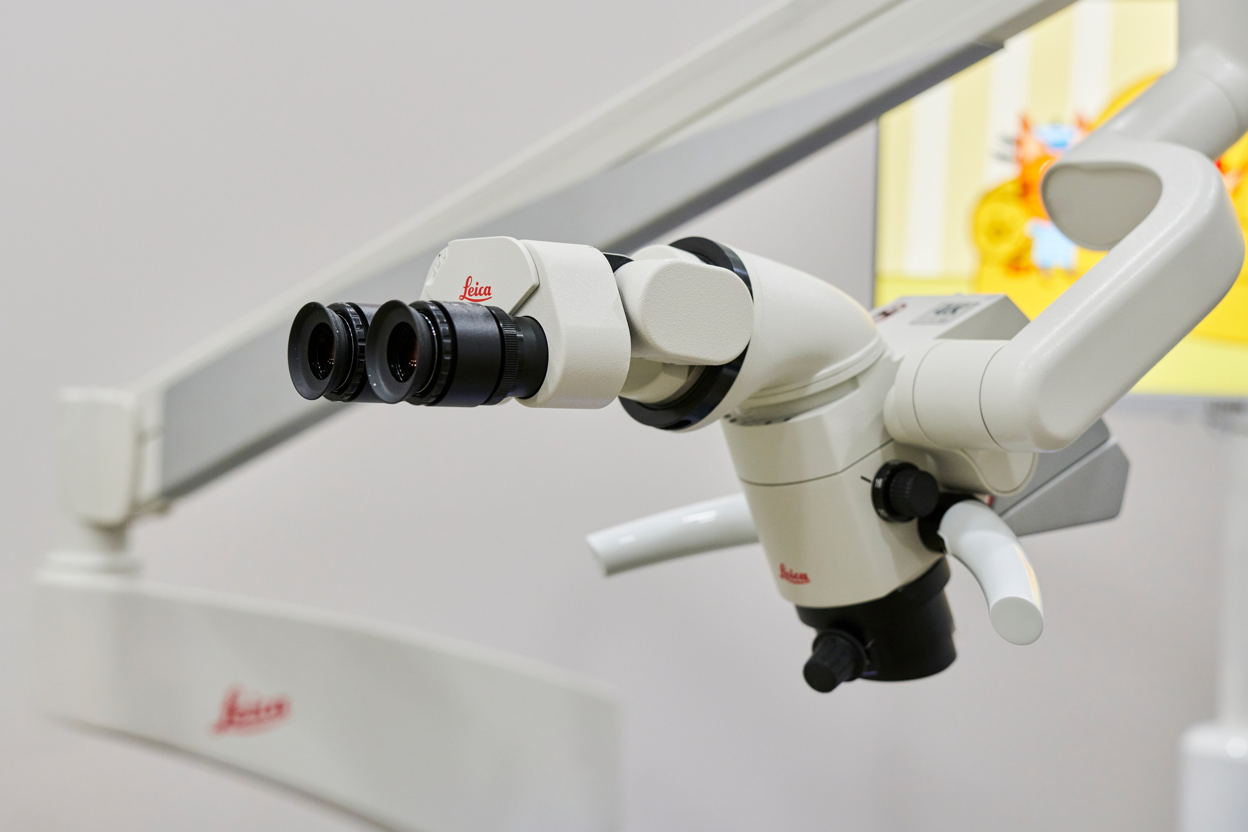 Стоматологический микроскоп на консоли, направлен на кресло