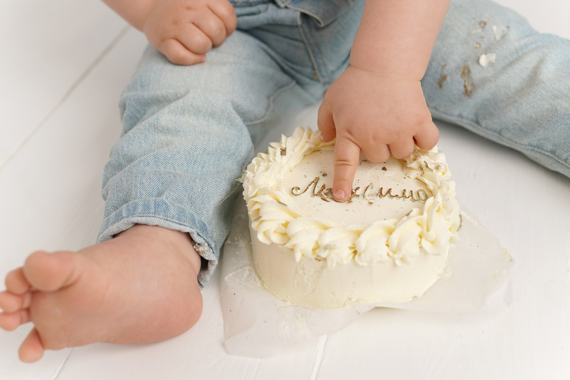 Фотосессия первого годика- крушение тортика.