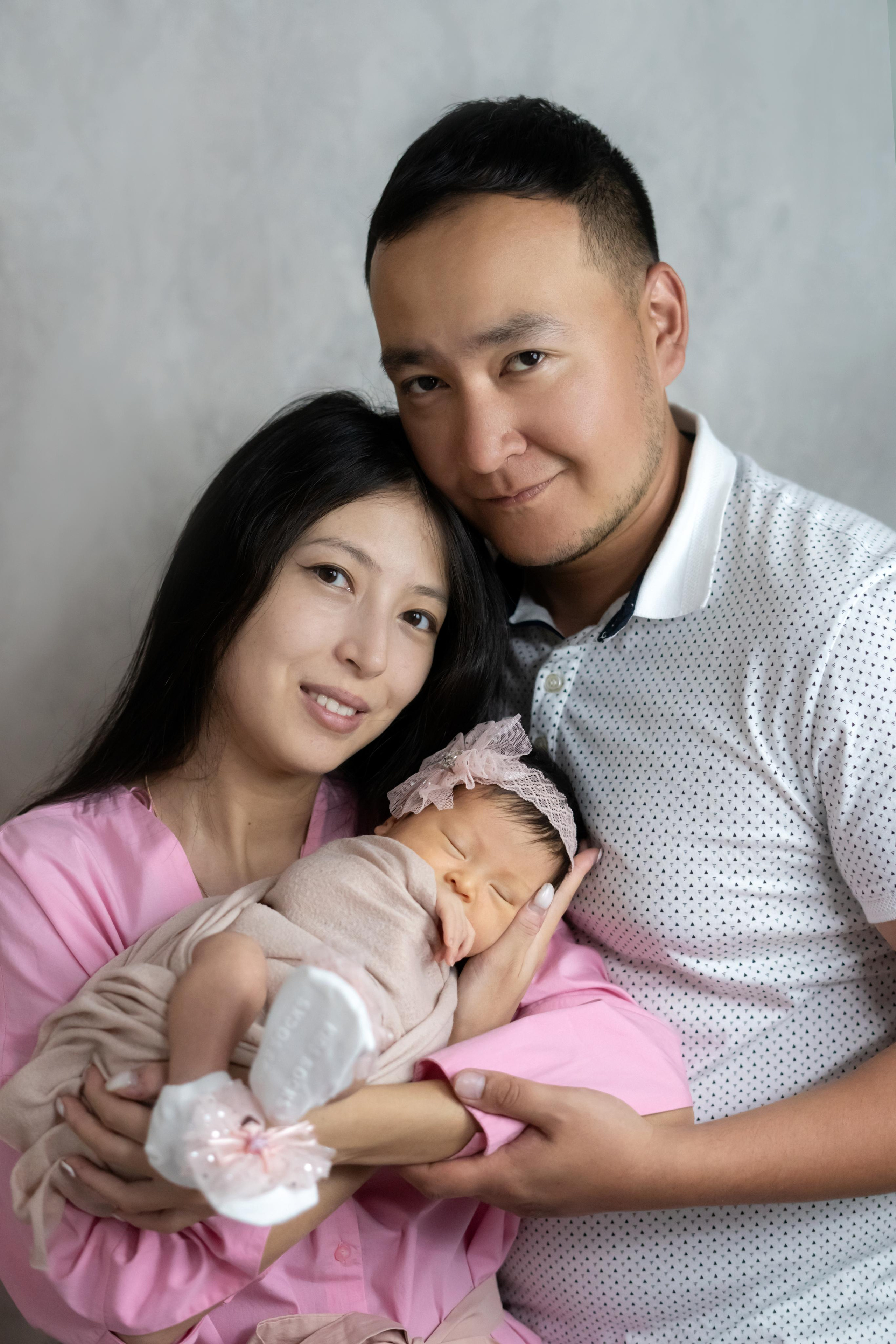 Фото с родителями. Мила Посвит Фотограф новорожденных в Тобольске