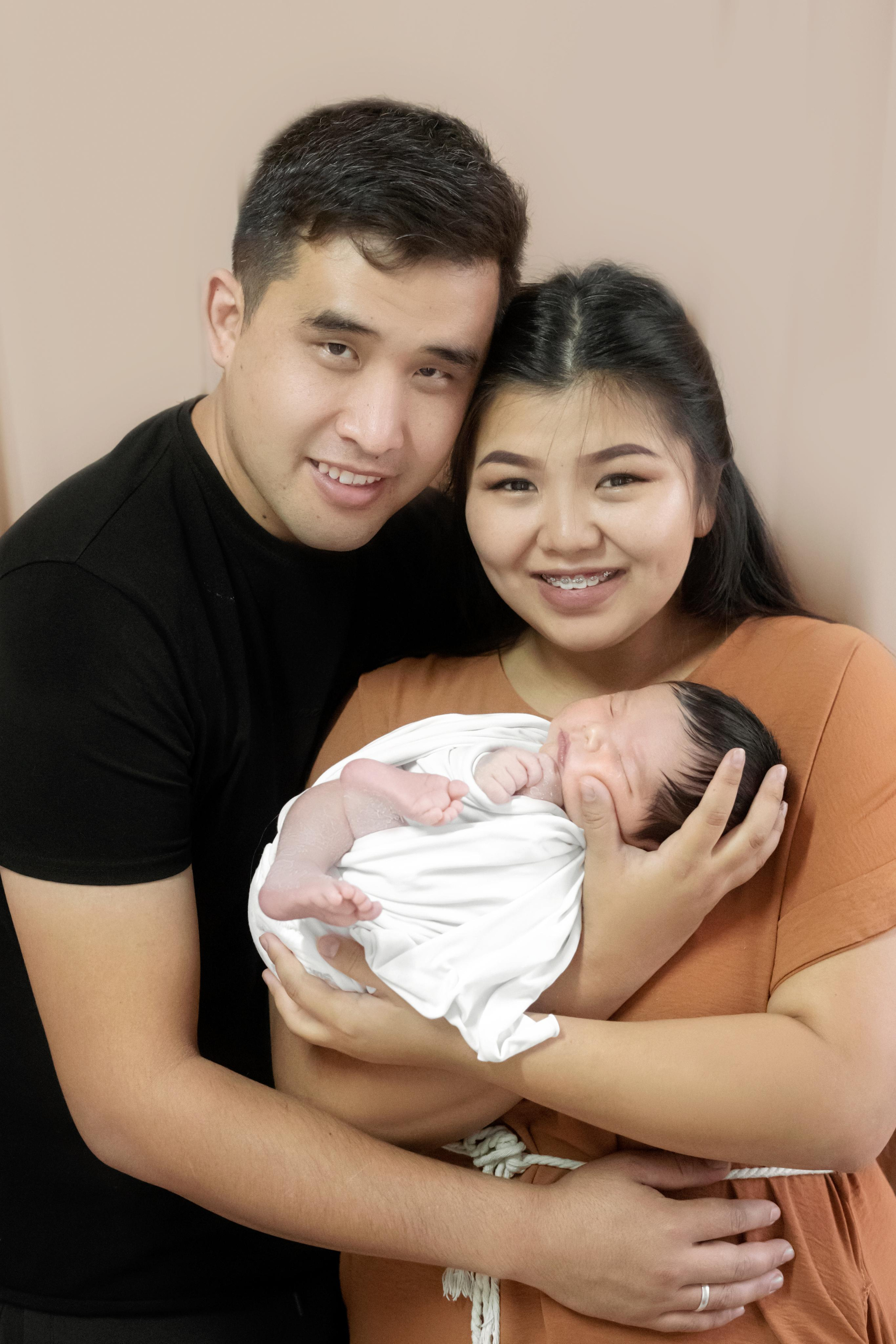 Фото с родителями. Мила Посвит Фотограф новорожденных в Тобольске