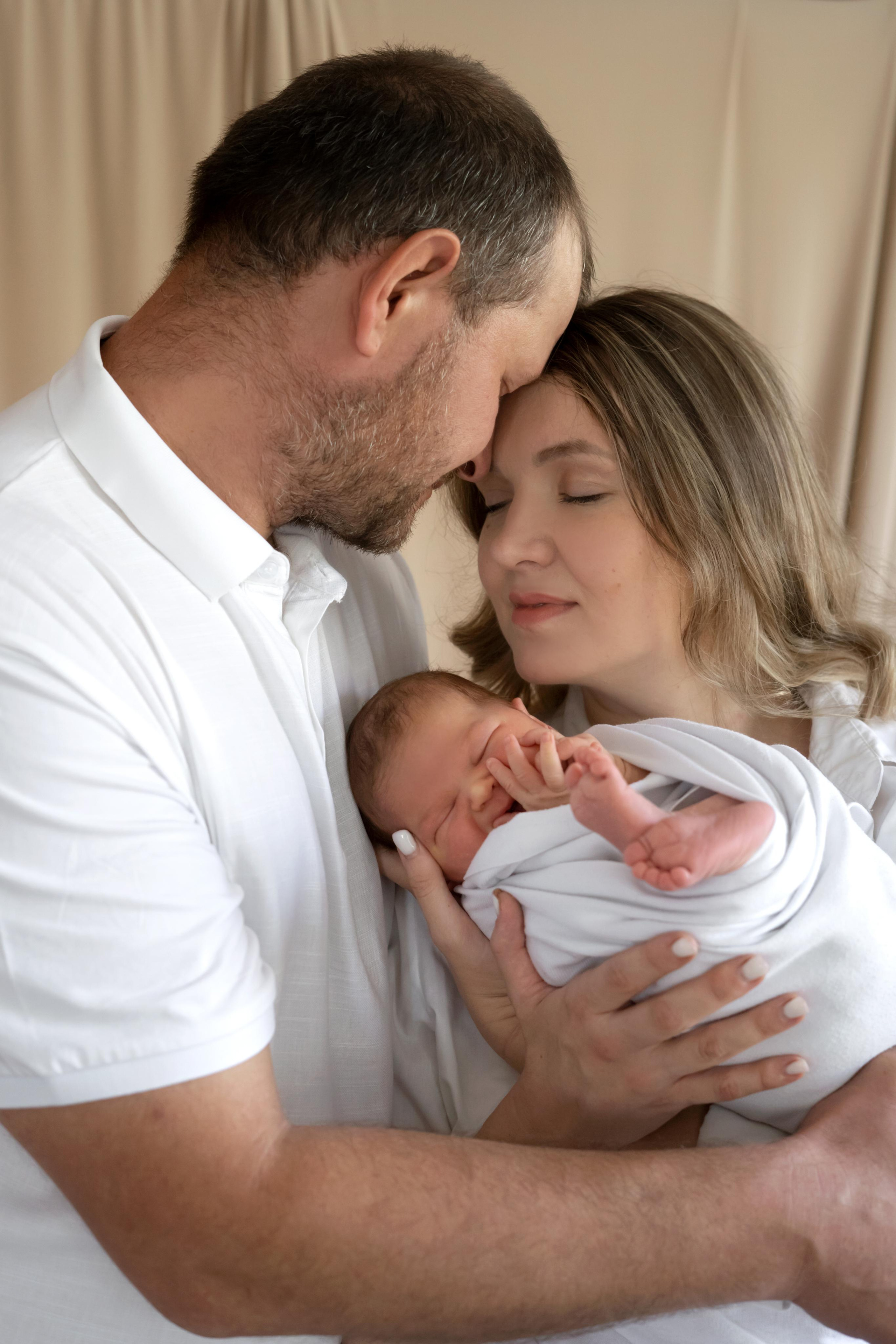 Фото с родителями. Мила Посвит Фотограф новорожденных в Тобольске