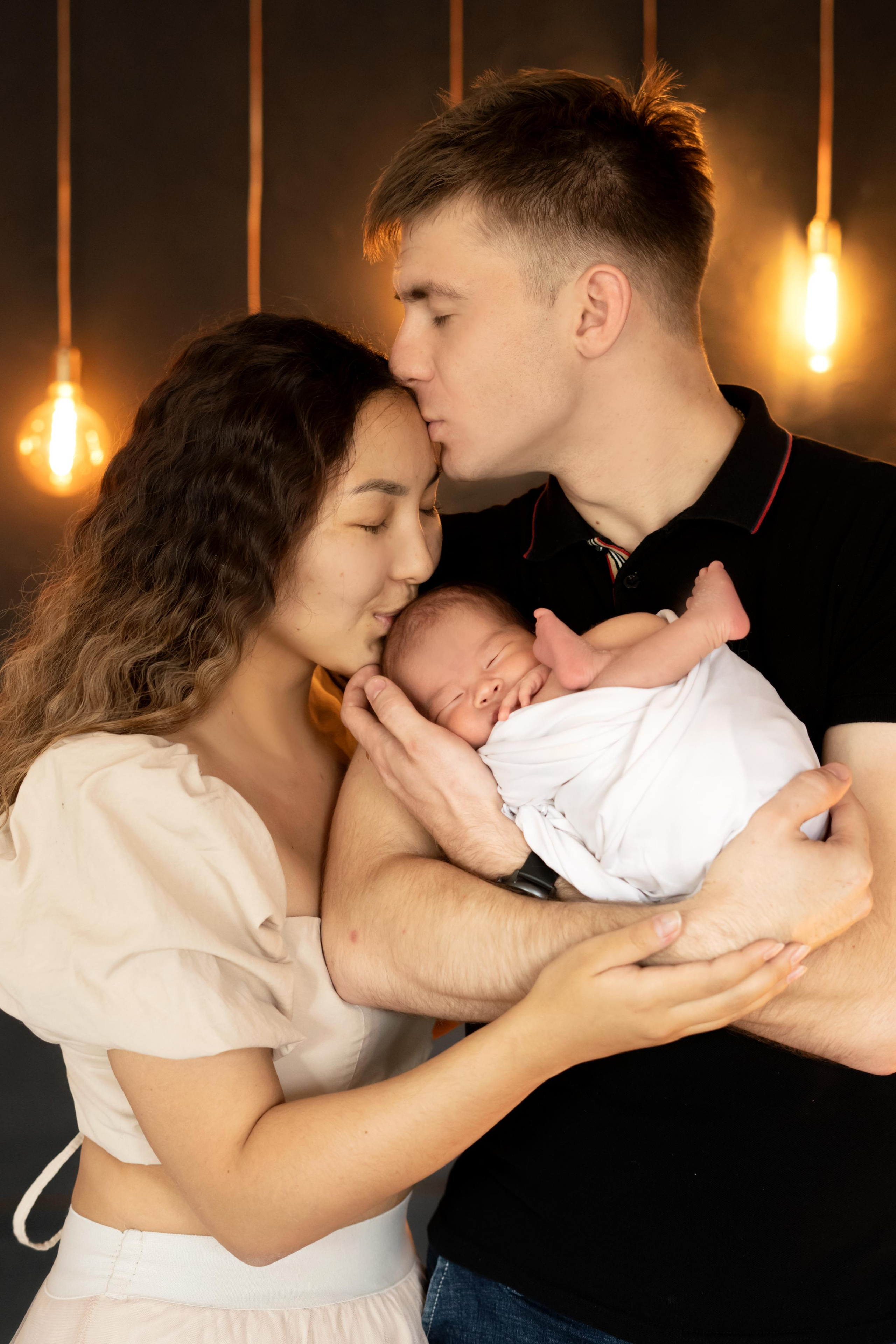 Фото с родителями. Мила Посвит Фотограф новорожденных в Тобольске