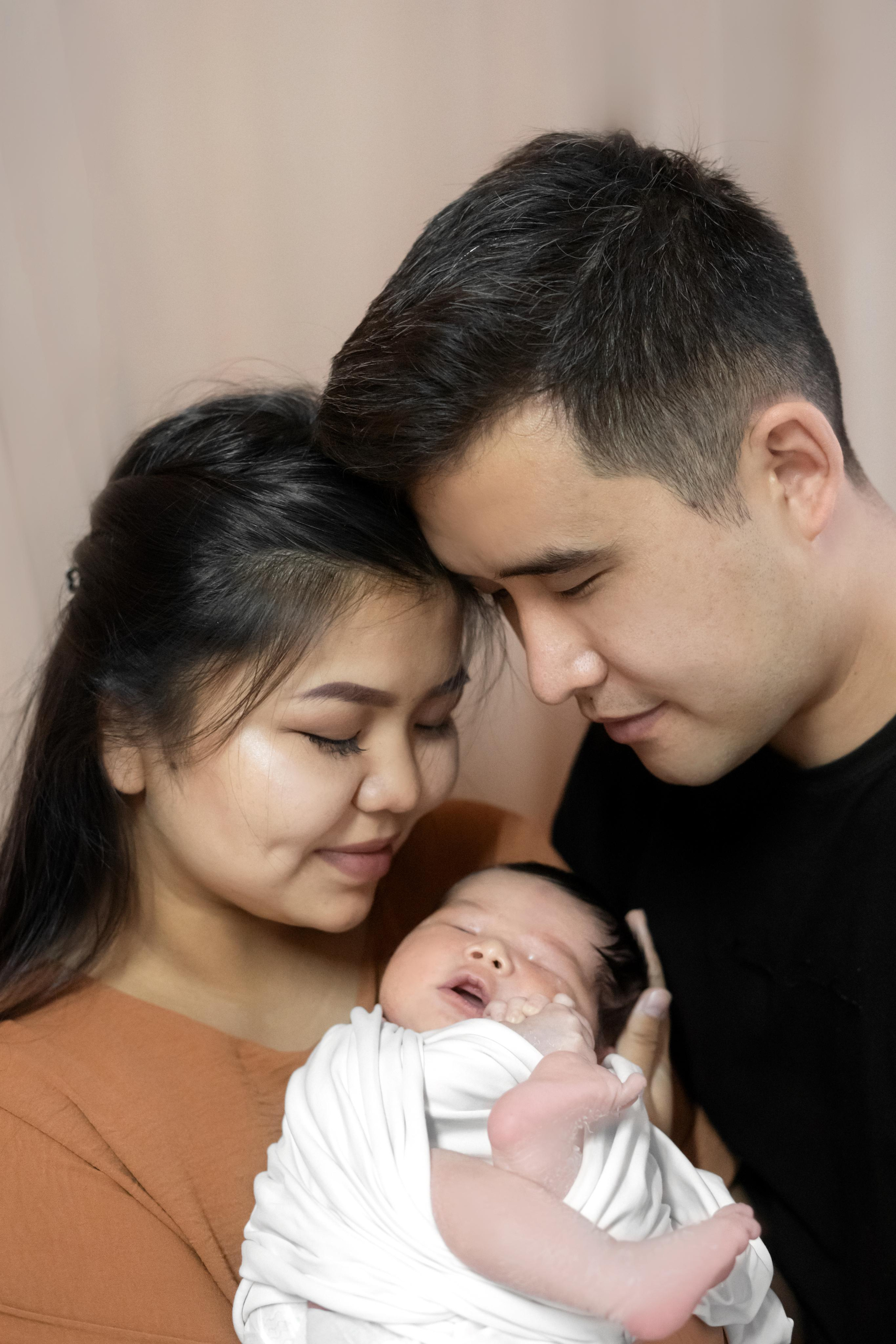 Фото с родителями. Мила Посвит Фотограф новорожденных в Тобольске