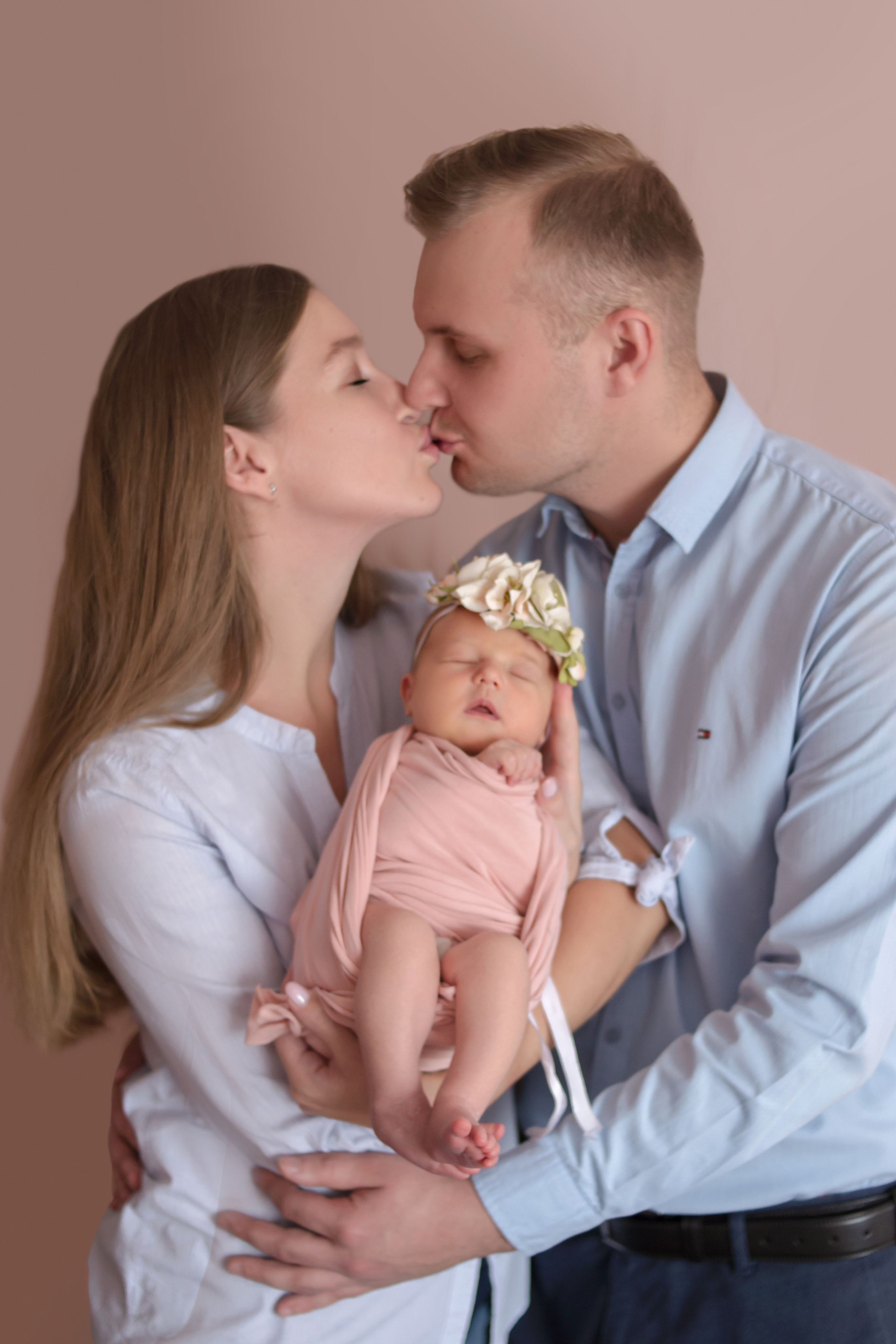 Фото с родителями. Мила Посвит Фотограф новорожденных в Тобольске