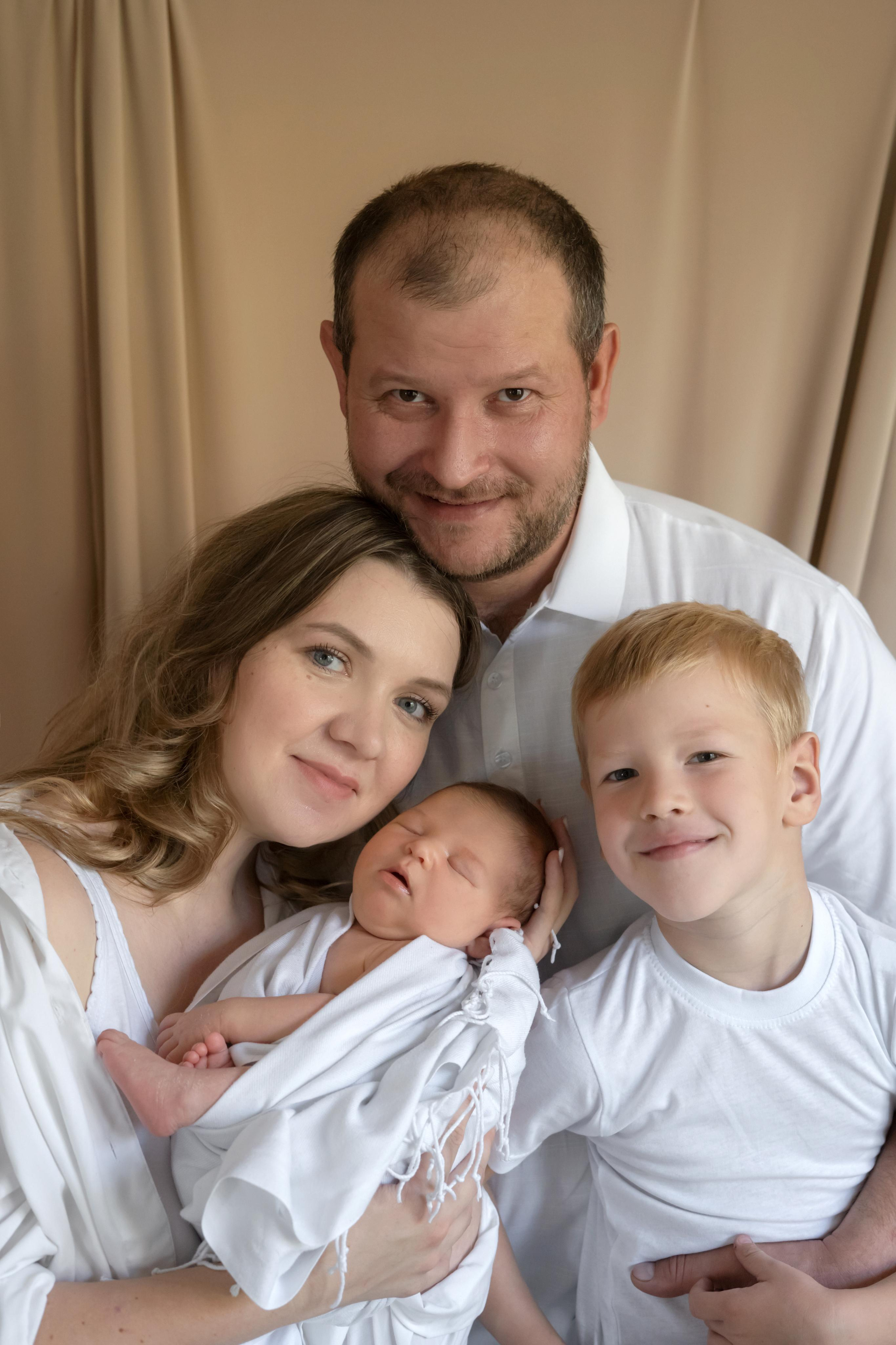 Фото с родителями. Мила Посвит Фотограф новорожденных в Тобольске