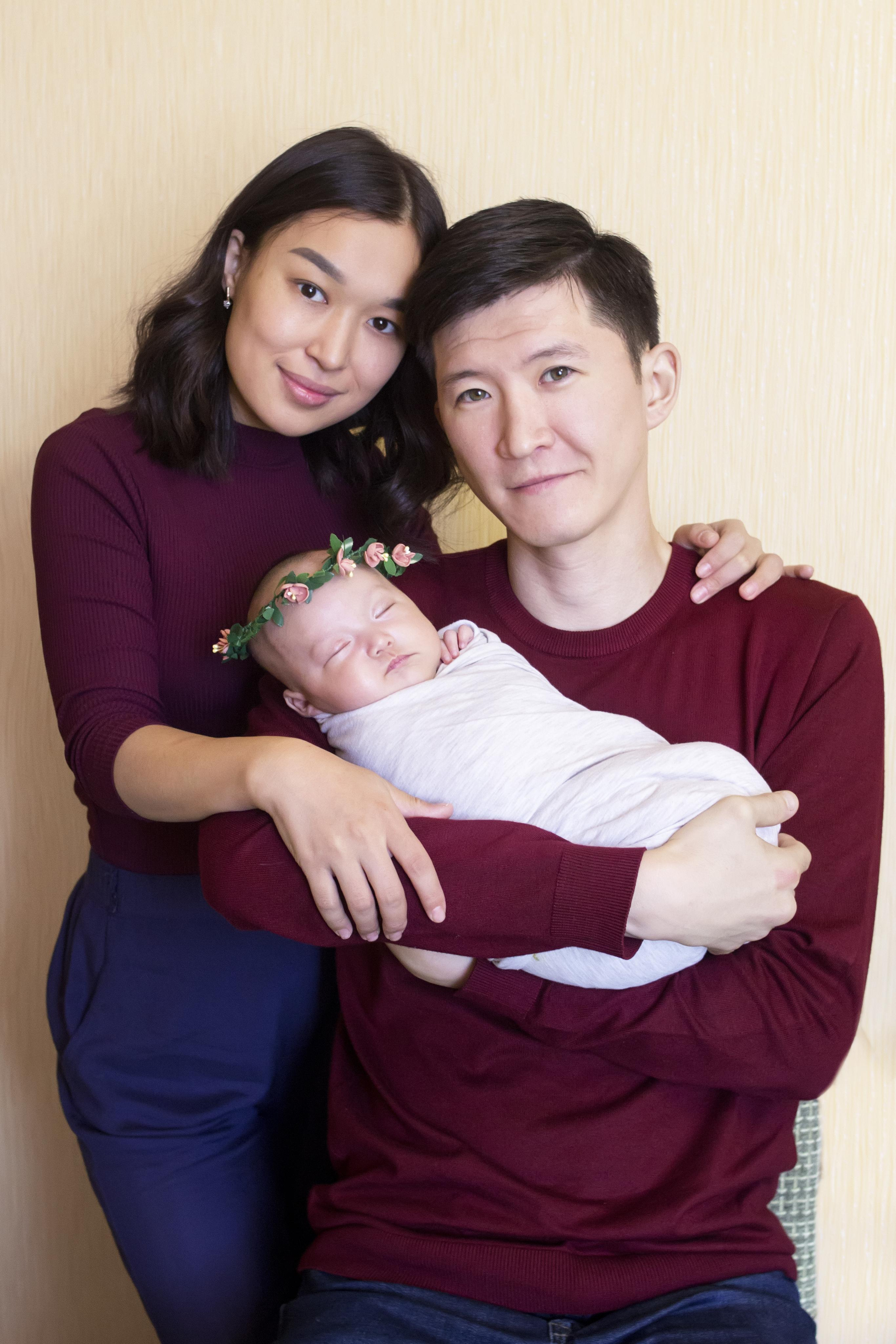 Фото с родителями. Мила Посвит Фотограф новорожденных в Тобольске