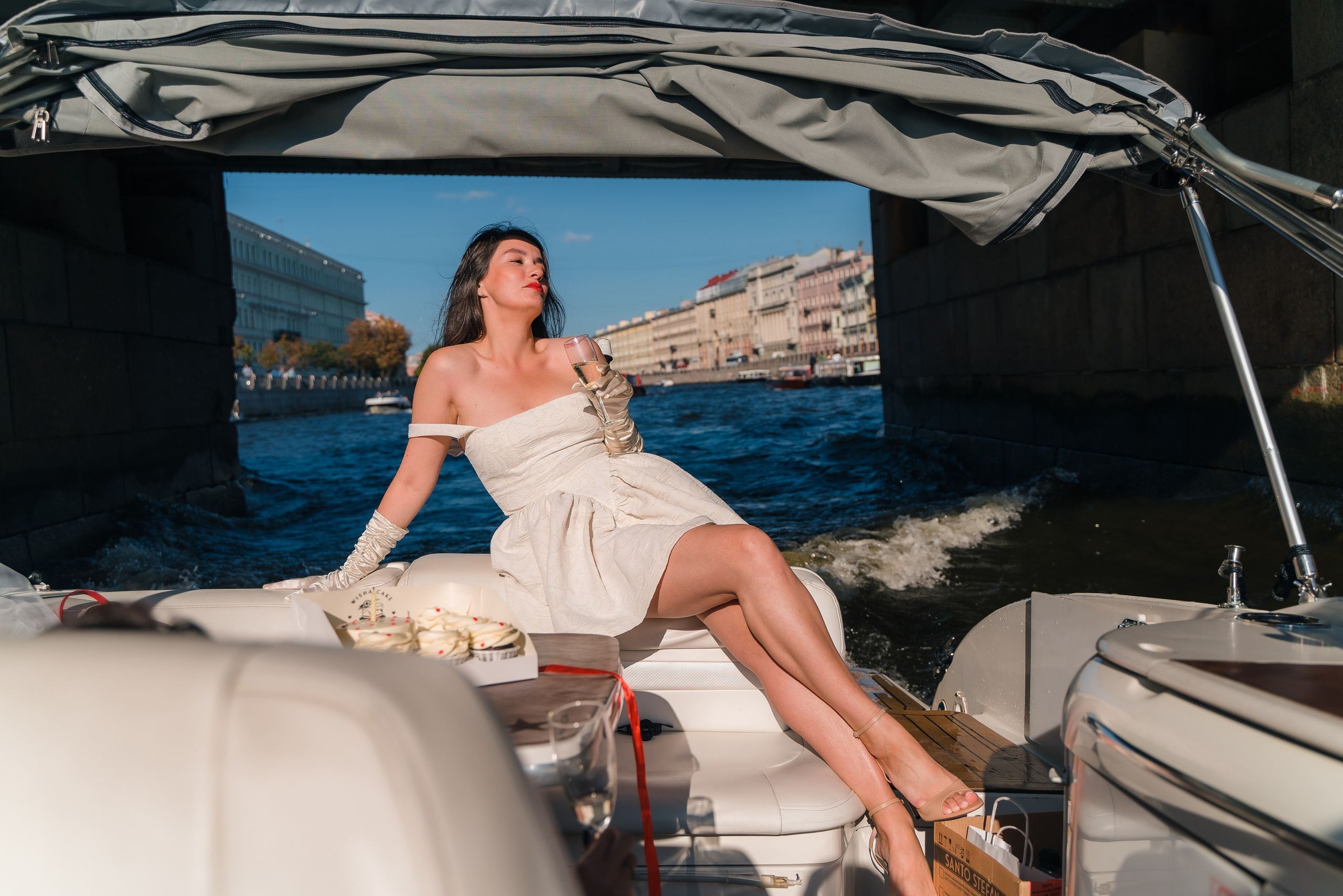 Фотосъемка девичника, встреча девушек, веселые женские портреты