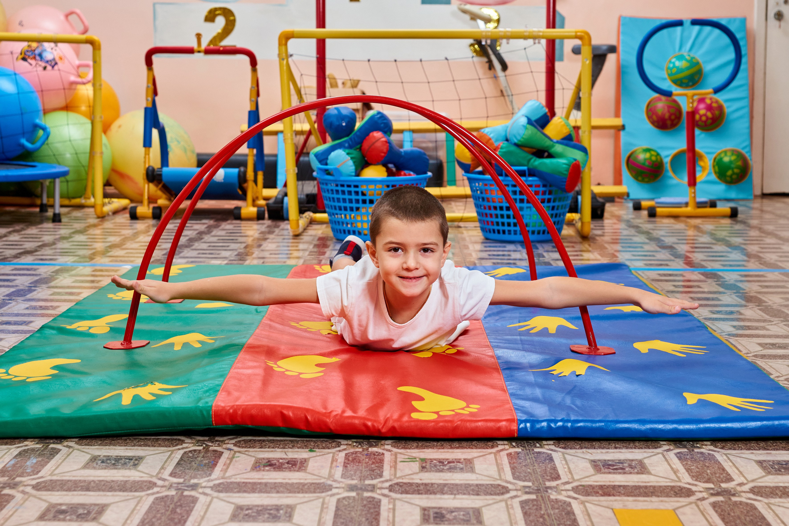 Занятие в спортзале. Childrenfoto.ru