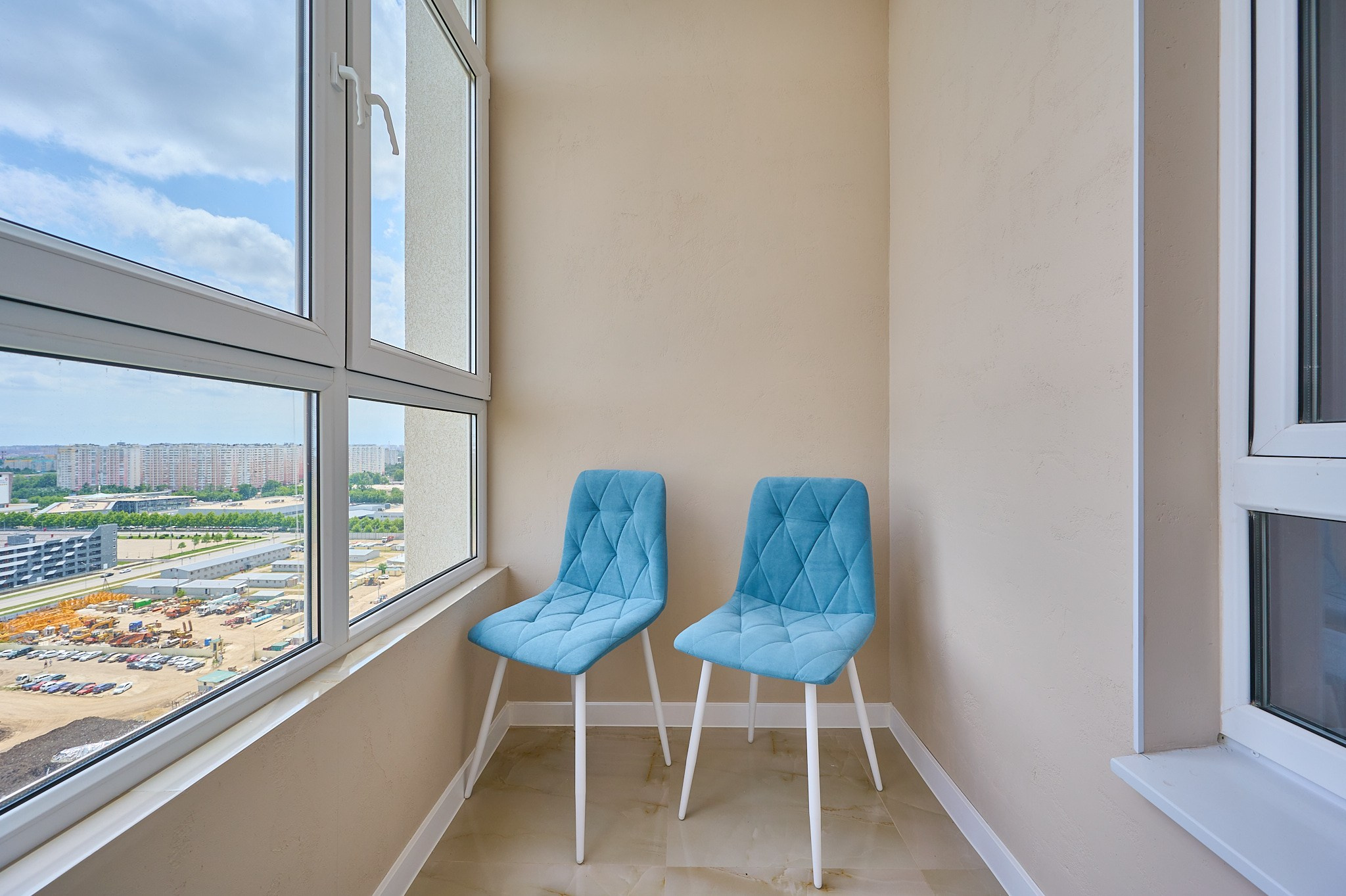 балкон стены светлых тонов 