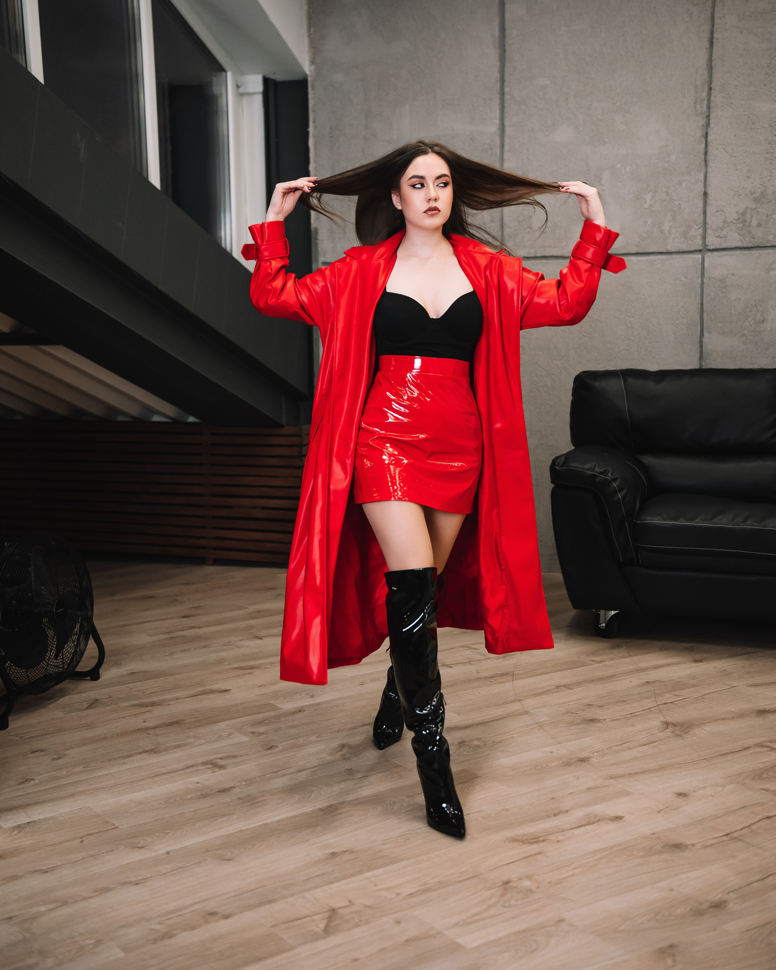 Сексуальная фотосессия в красном кожаном плаще в г. Кемерово
