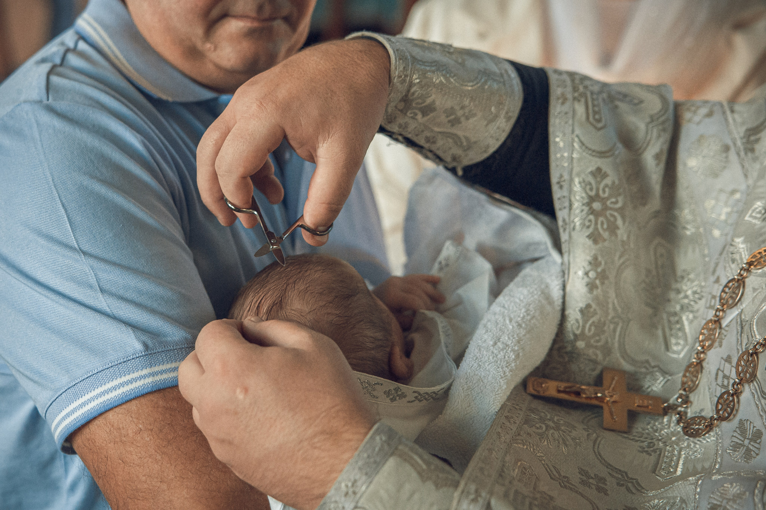 Фотограф на крещение Старый Оскол фотосессия на крестины Наталья Беседина церковный фотограф венчание фотосъемка крестин таинство фото постижения волос