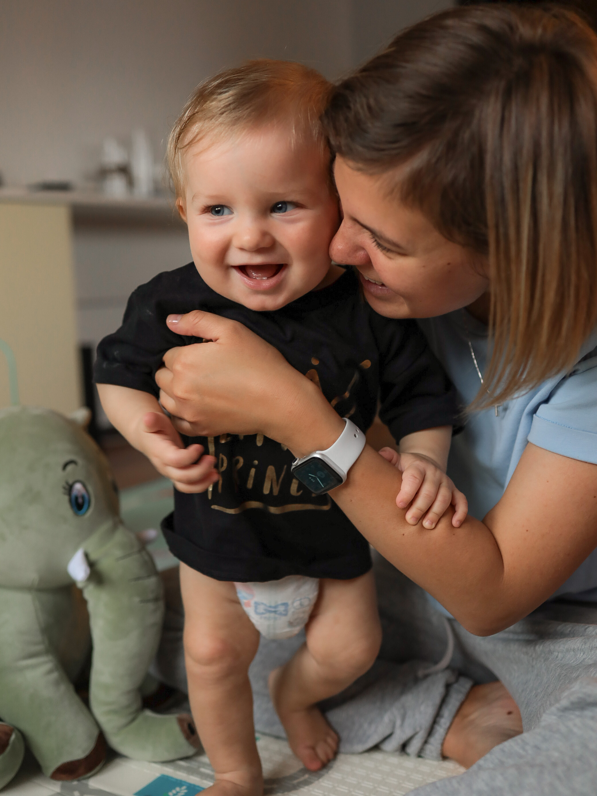 веселый малыш с мамой дома