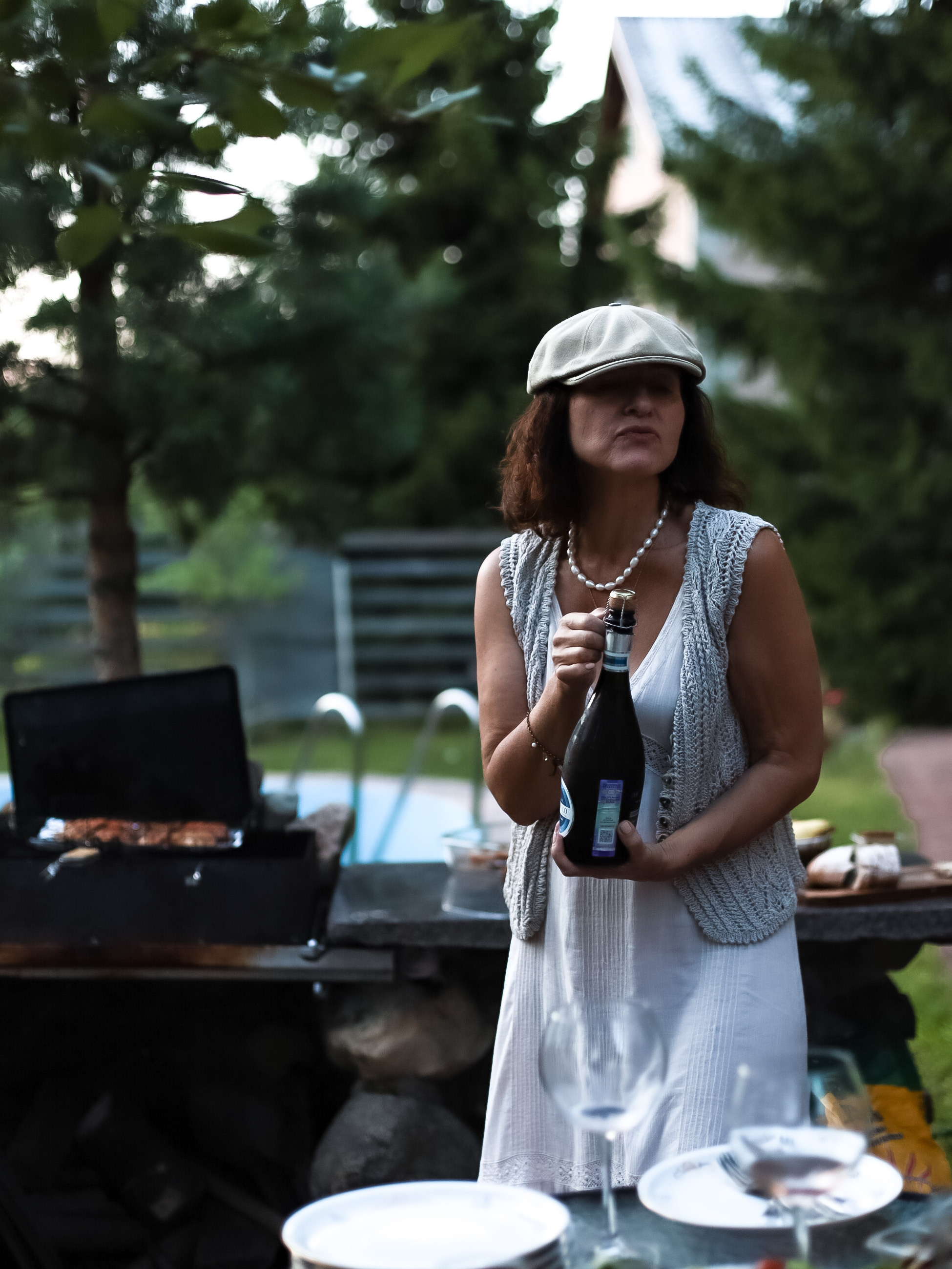 пикник с шампанским на природе возле дома