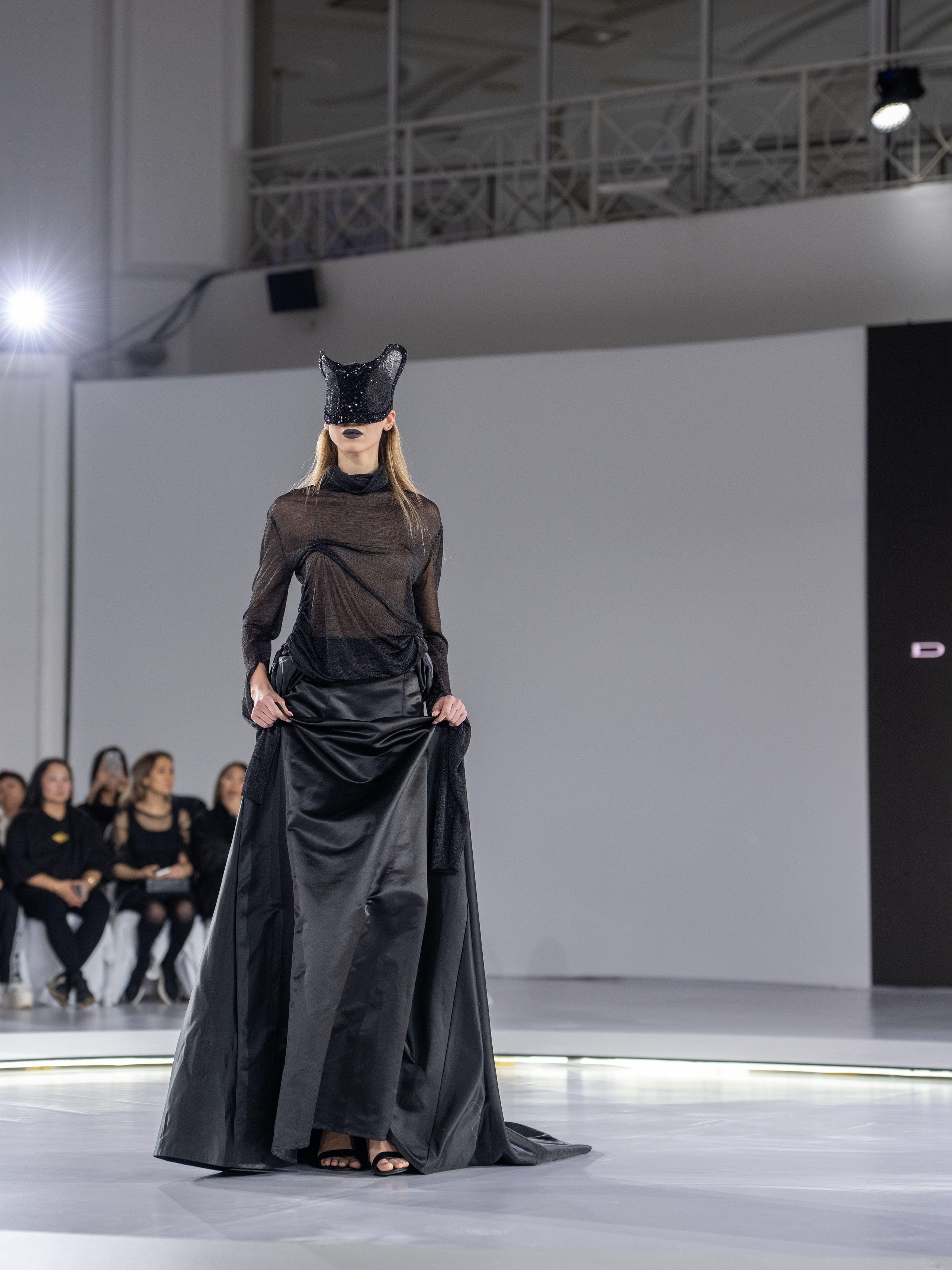 Дизайн DVALI. Сайт Алматинского НЮ АРТ, будуар и фэшн фотографа Дениса Карпенко