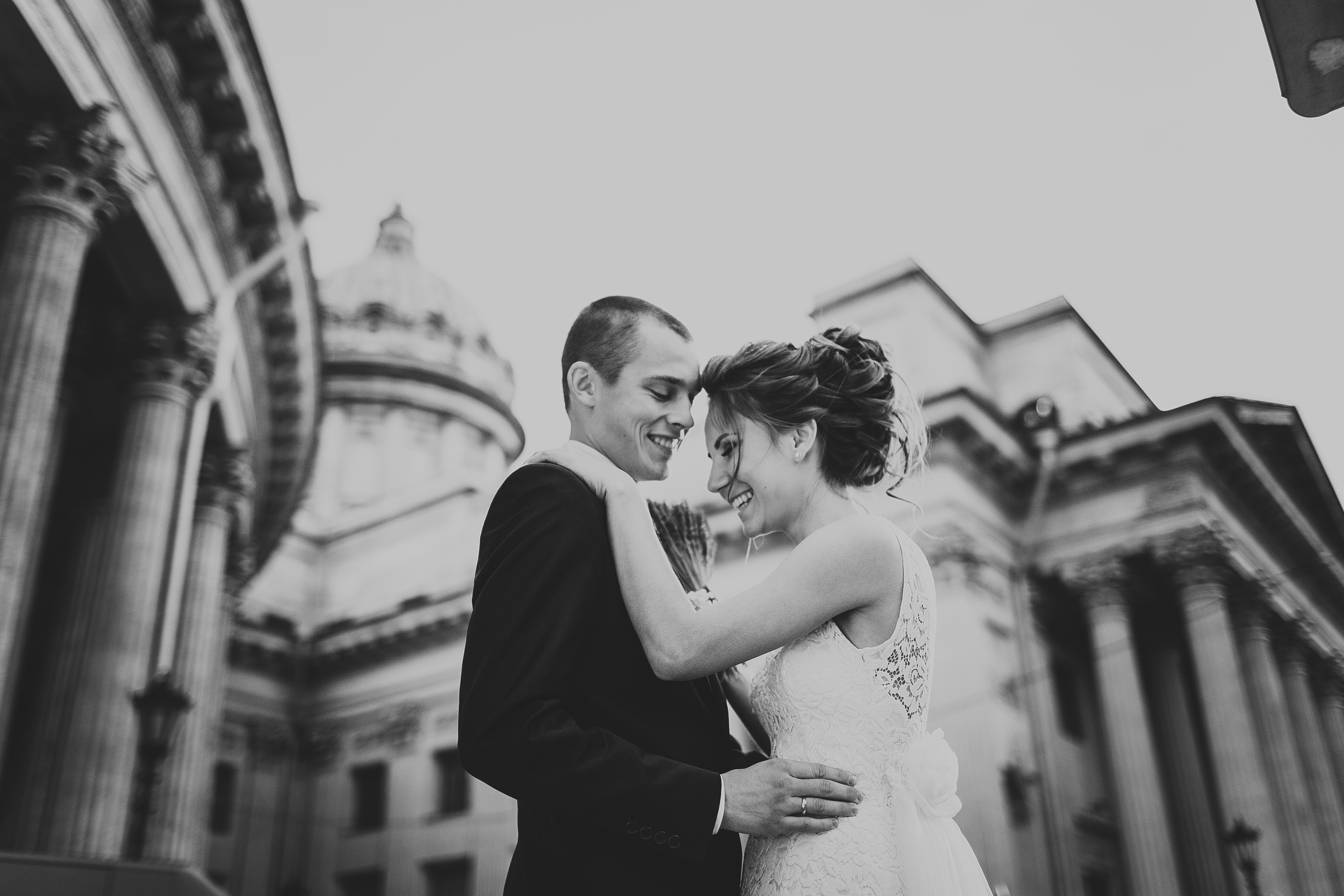 жених и невеста смеются обнявшись на фоне Казанского собора