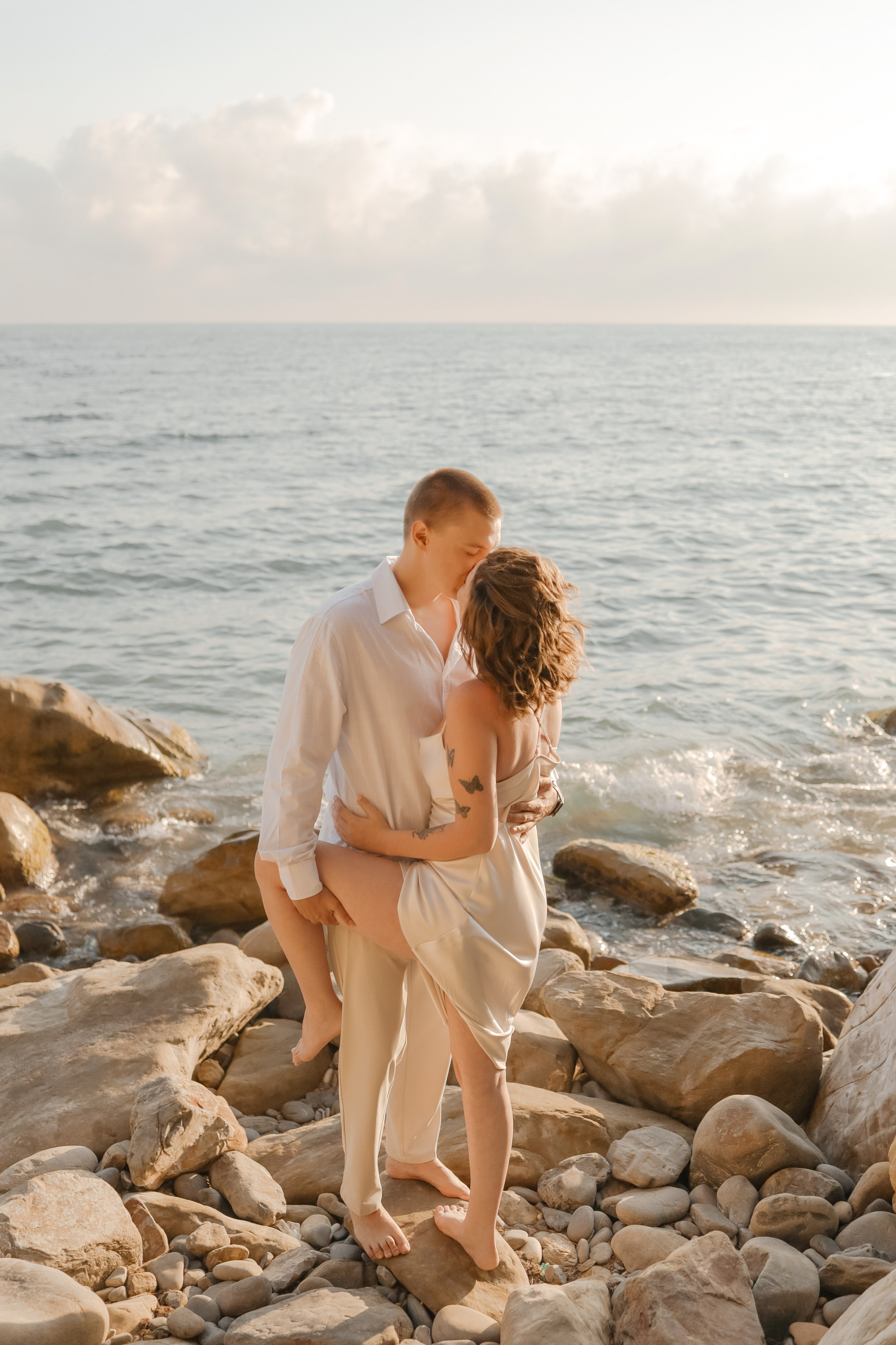 История любви на живописных скалах. Семейный и портретный фотограф в Геленджике Любовь Бодрова