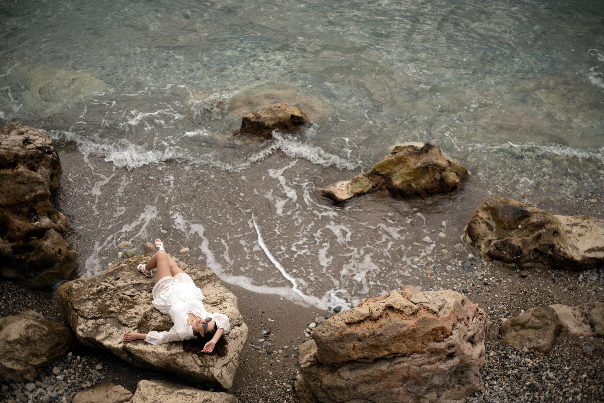 Индивидуальная фотосессия на диком пляже в Кемере. Профессиональный фотограф в Турции Анталии Кемере Сиде Белеке Алании