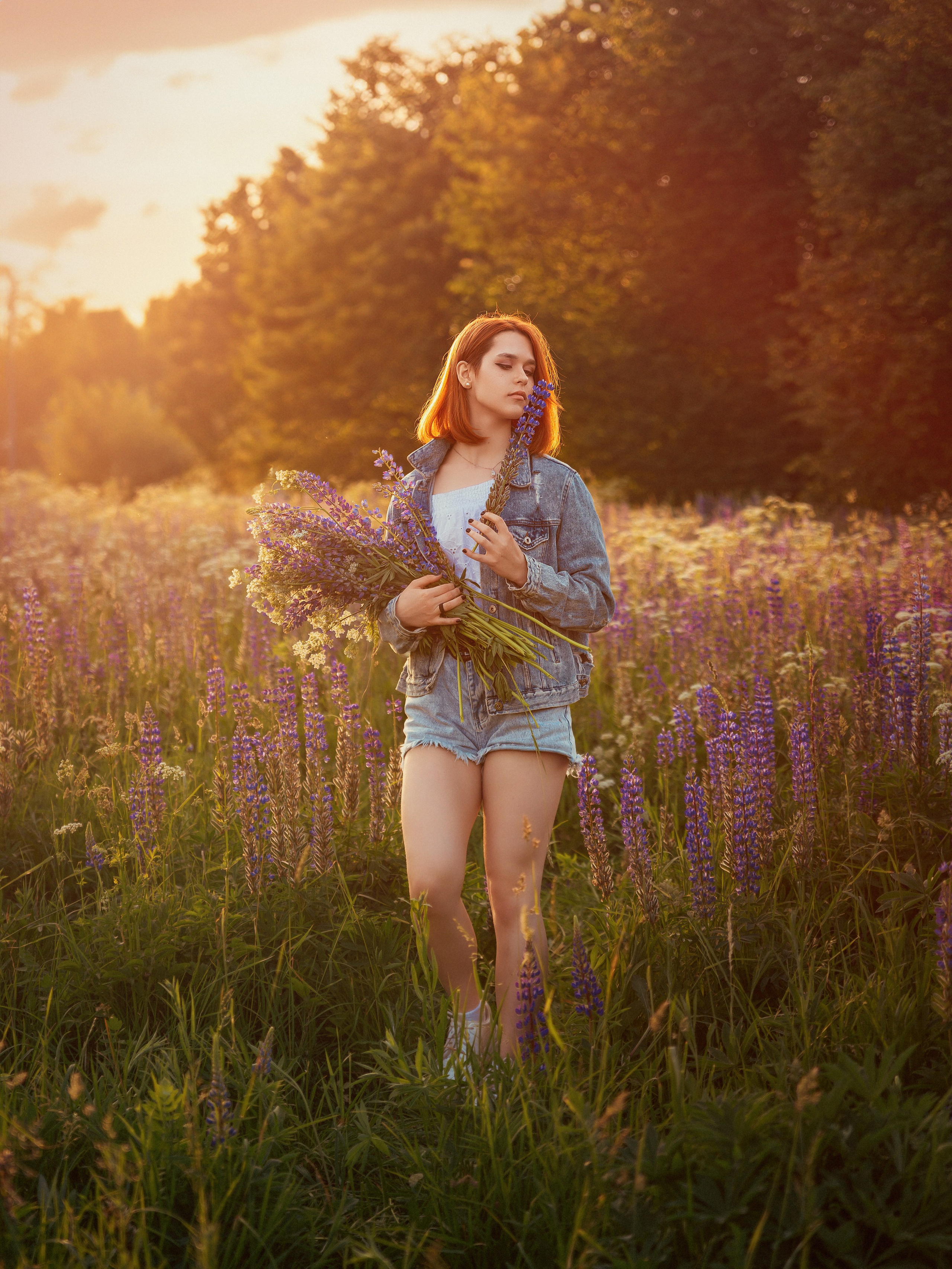 Красивая история для подростка на закате в поле люпинов. Трубинова Екатерина | Семейный фотограф | Москва