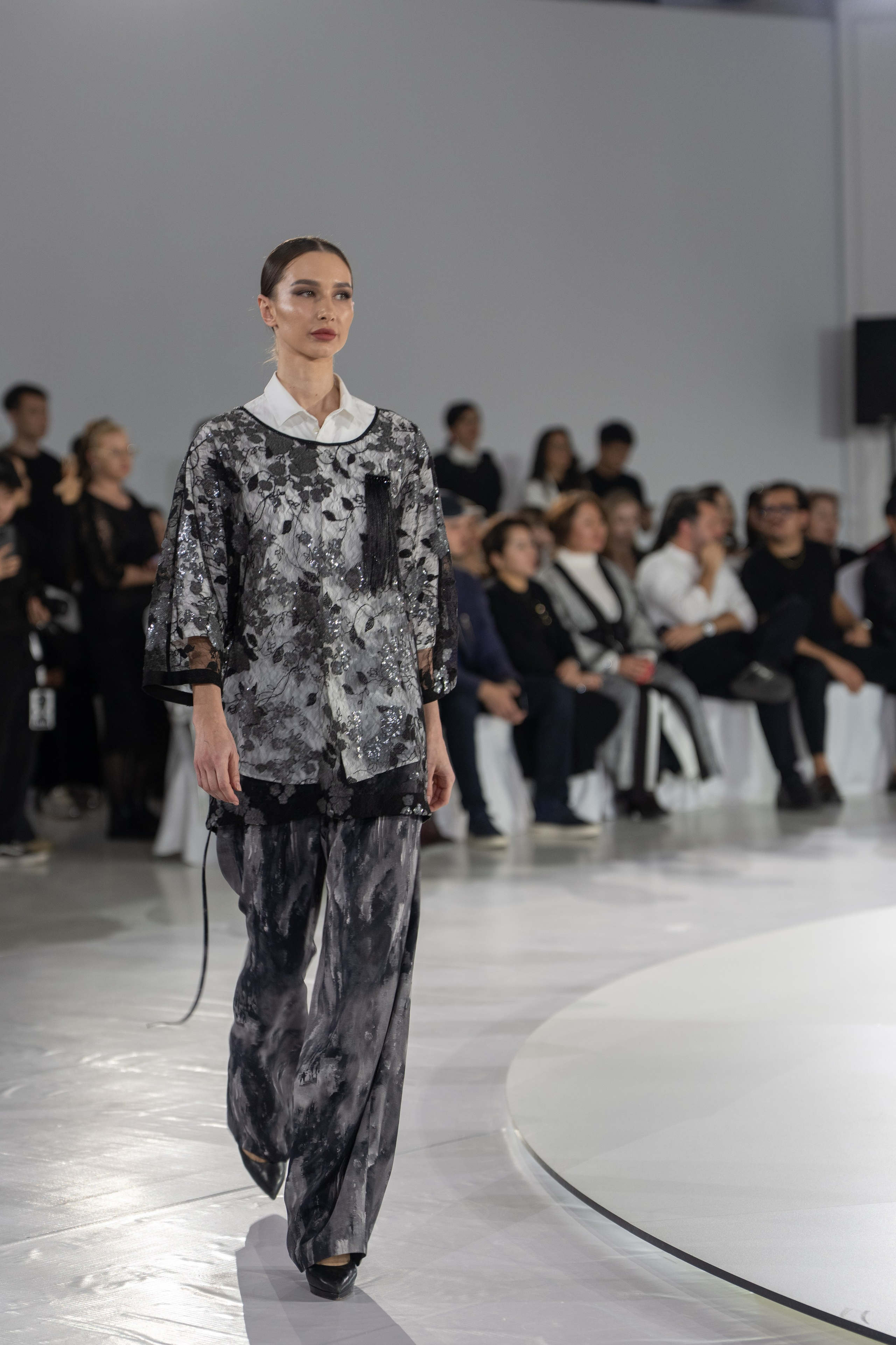 Дизайнер Yerlan Zholdas bek. Сайт Алматинского НЮ АРТ, будуар и фэшн фотографа Дениса Карпенко