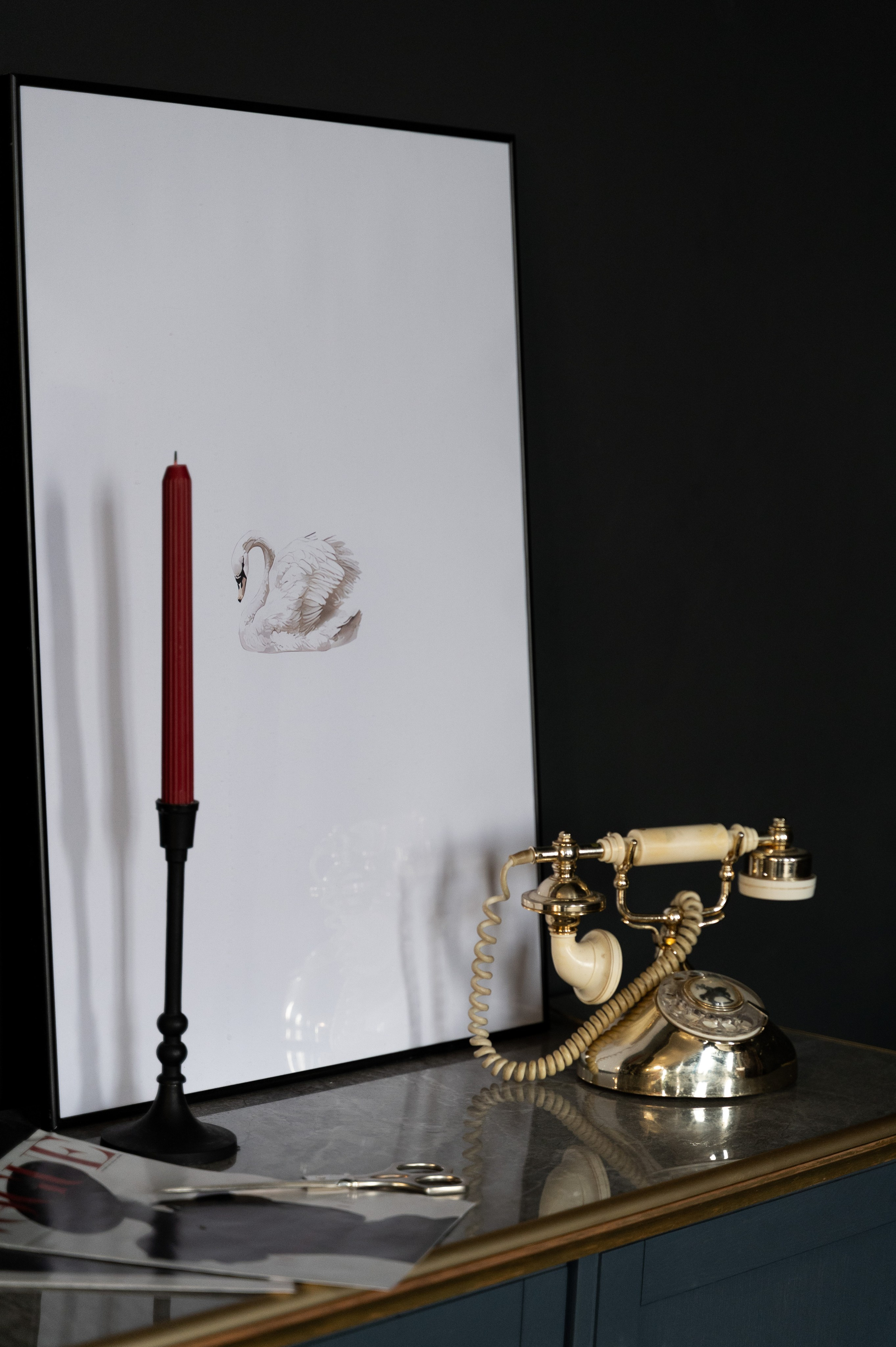 Темный зал для фотосессий в будуарном стиле. Эстетичный интерьер, все необходимое оборудование для съемки. 