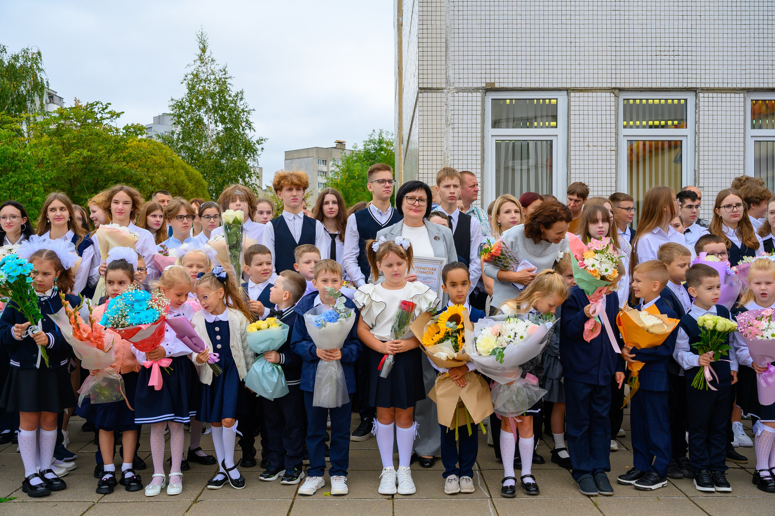 Вот звучит первый звонок, перед этим долгое приготовление к новому этапу в жизни, Яромир идет в школу. Фотоуслуги, услуги фотографа, фотографирование важных событий