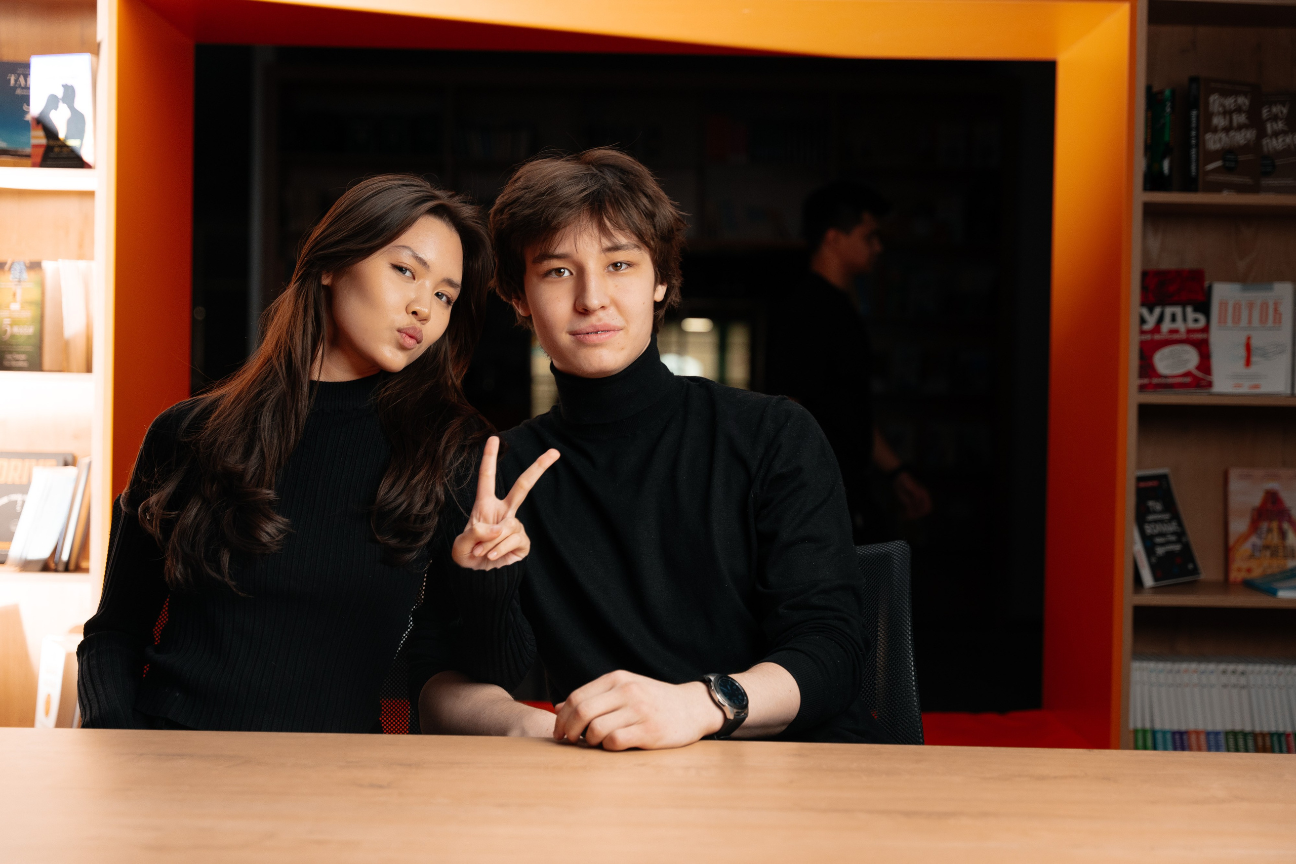 По двое. Выпускные альбомы в Нур-Султане (Астана) и по всему Казахстану