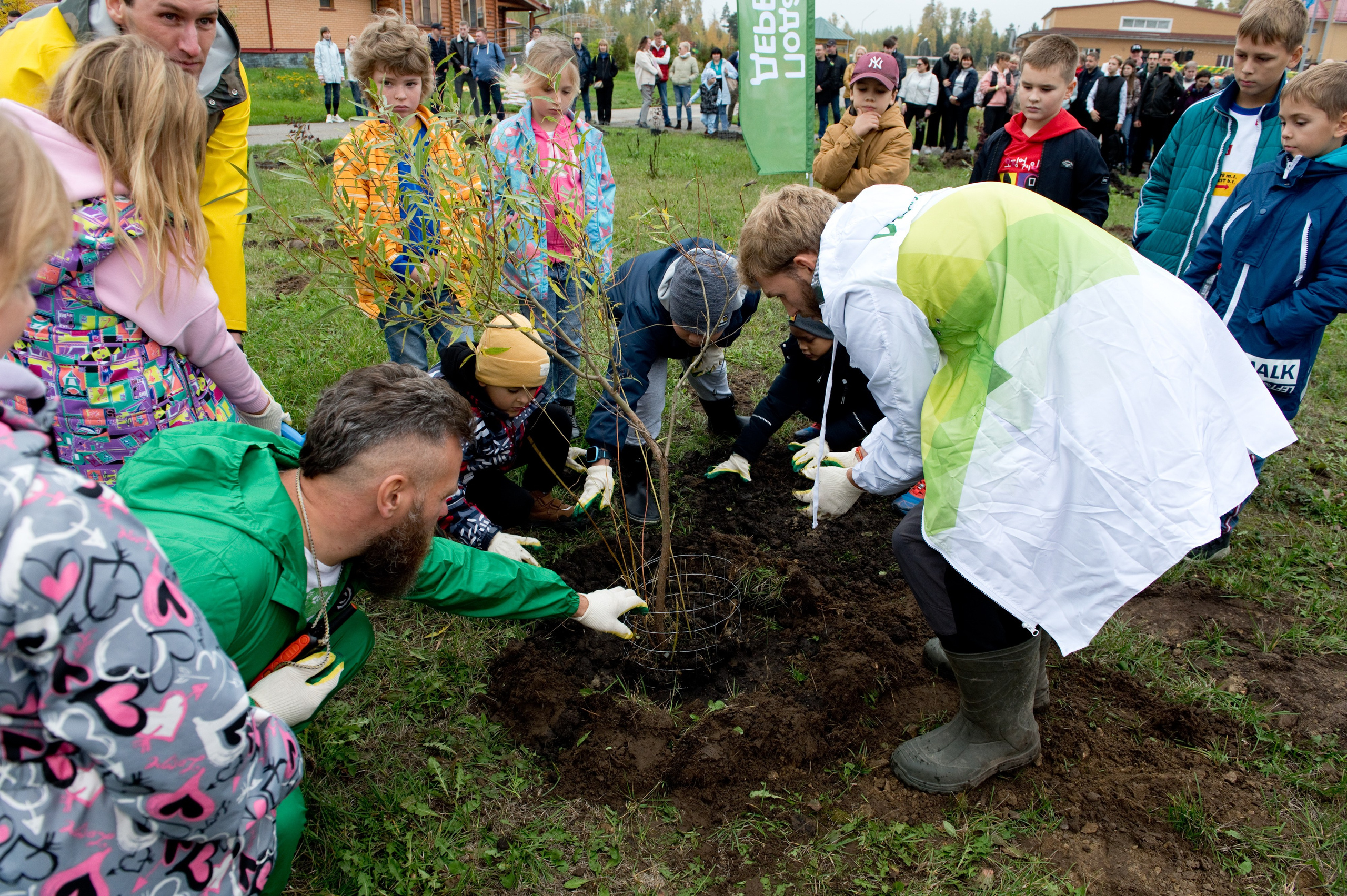 Посадка деревьев в рамках акции Зарубежнефть. Репортажный фотограф и видеограф Слава Думчев. Тимбилдинги, отчетники, корпоративы
