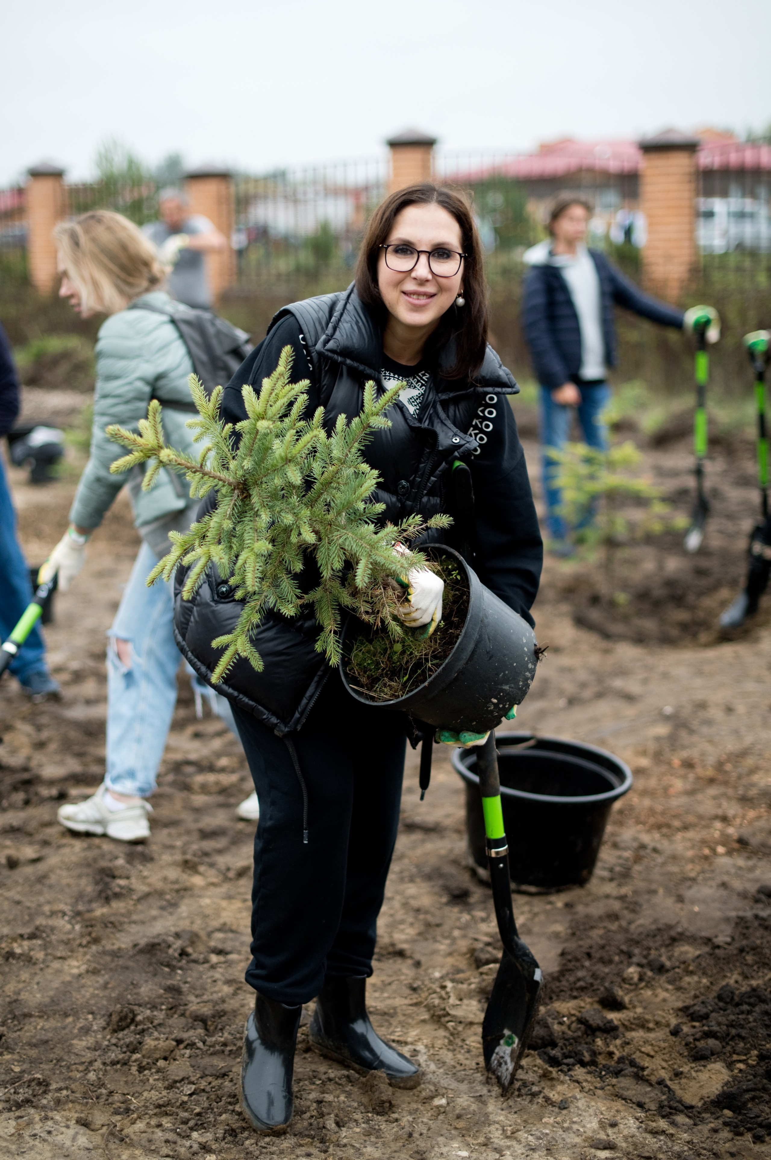 Посадка деревьев в рамках акции Зарубежнефть. Репортажный фотограф и видеограф Слава Думчев. Тимбилдинги, отчетники, корпоративы