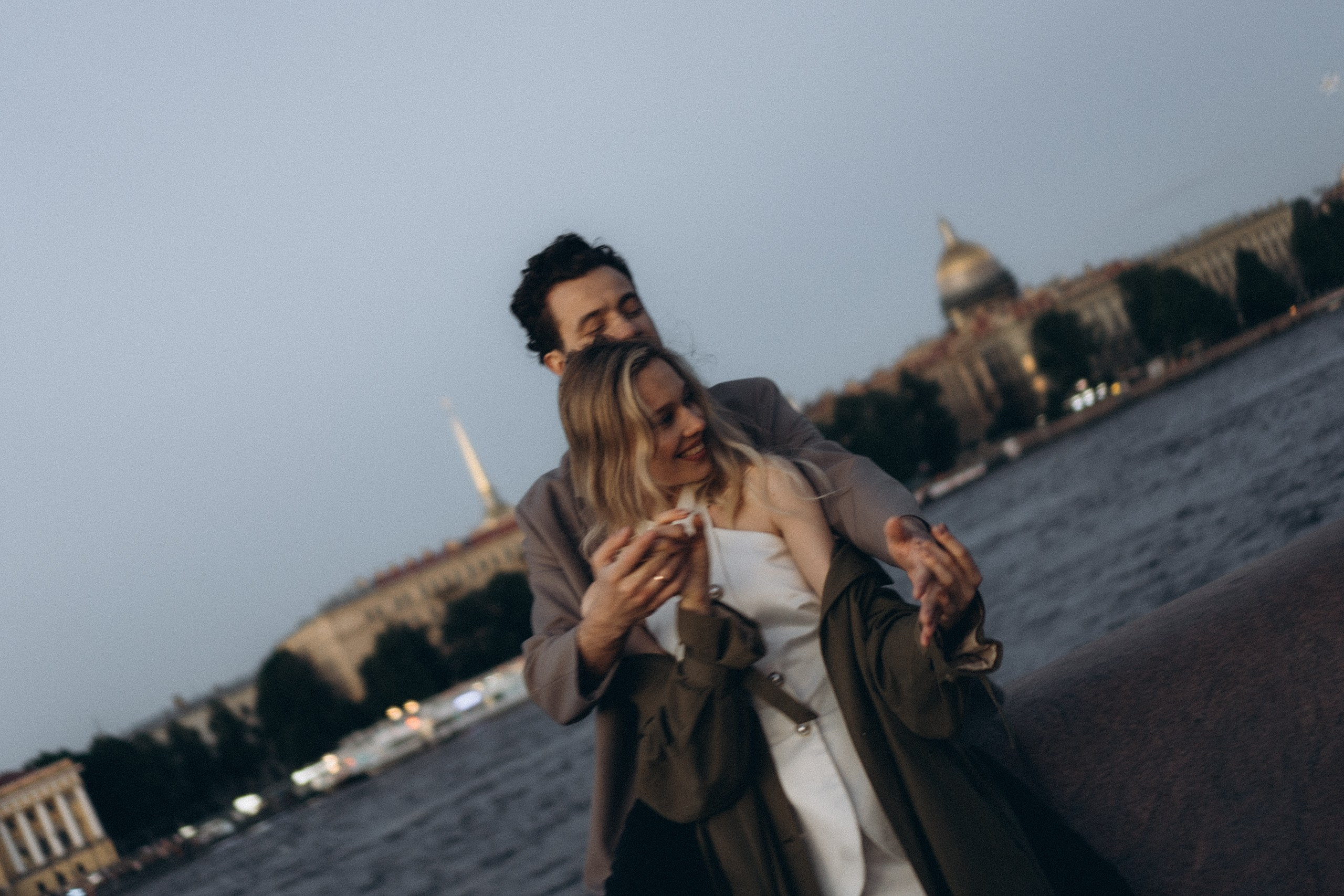 СВАДЕБНАЯ СЬЕМКА ПАРЫ НА РАССВЕТЕ В БЕЛЫЕ НОЧИ И ПРОГУЛКА С РАЗВОДНЫМИ МОСТАМИ И ПИКНИК ВОЗЛЕ ИСАКИЕВСКОГО СОБОРА. Профессиональный фотограф, Санкт-Петербург — Виктория Богомолова