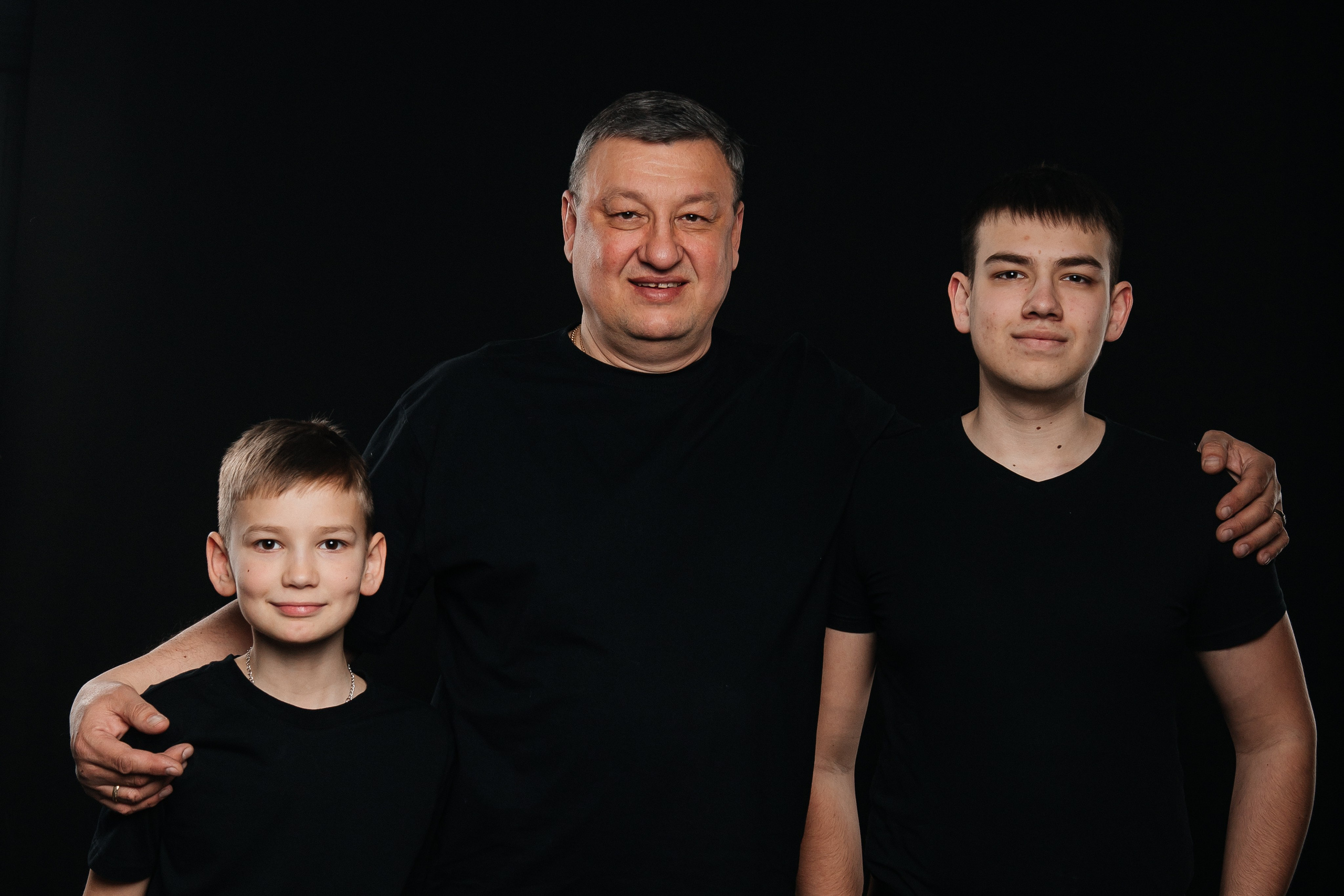 Семья Марии и Евгения. Фотограф в Иркутске Анастасия Кись. Студийная фотосессия беременности в тканях Иркутск. Семейная фотосессия, ПОРТРЕТ «ПОКОЛЕНИЕ»