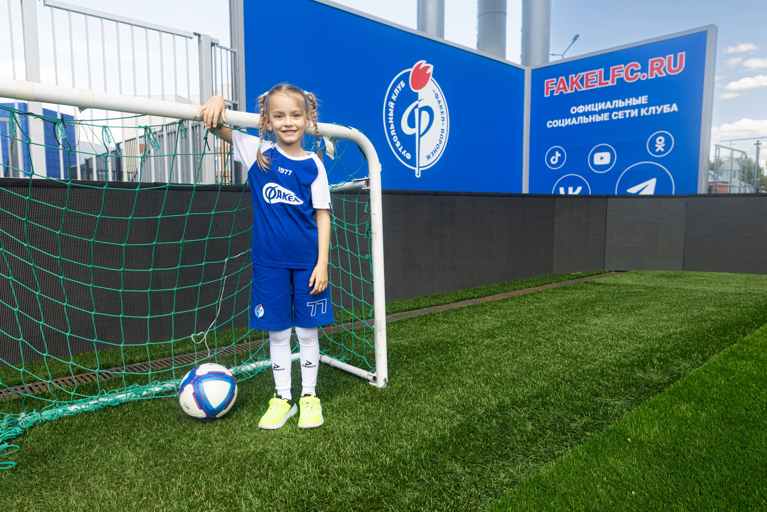 Детский портрет с Алисой на футбольном стадионе. Дмитрий Шульгин, портретный фотограф в Воронеже