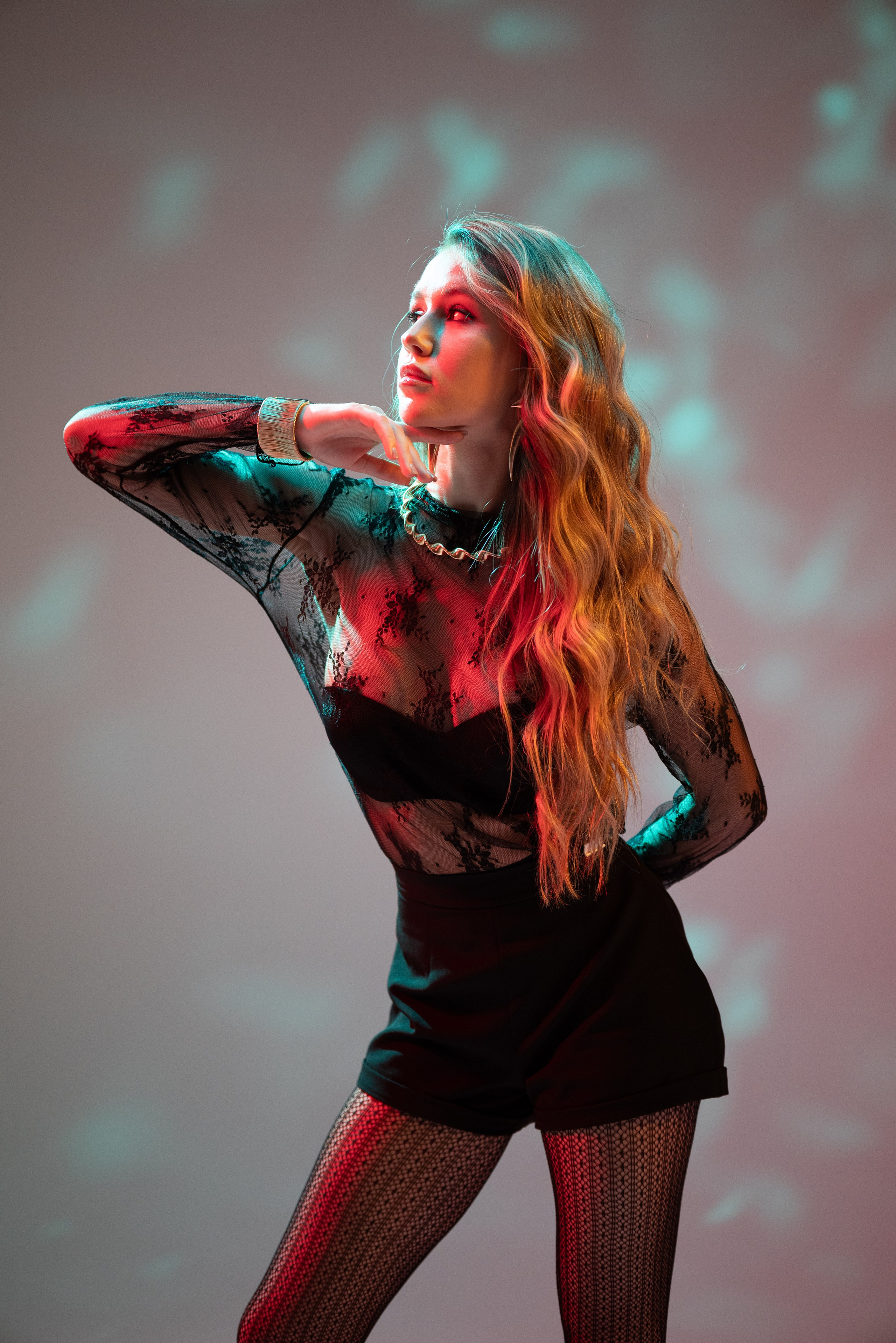 необычный студийный свет на фотографии