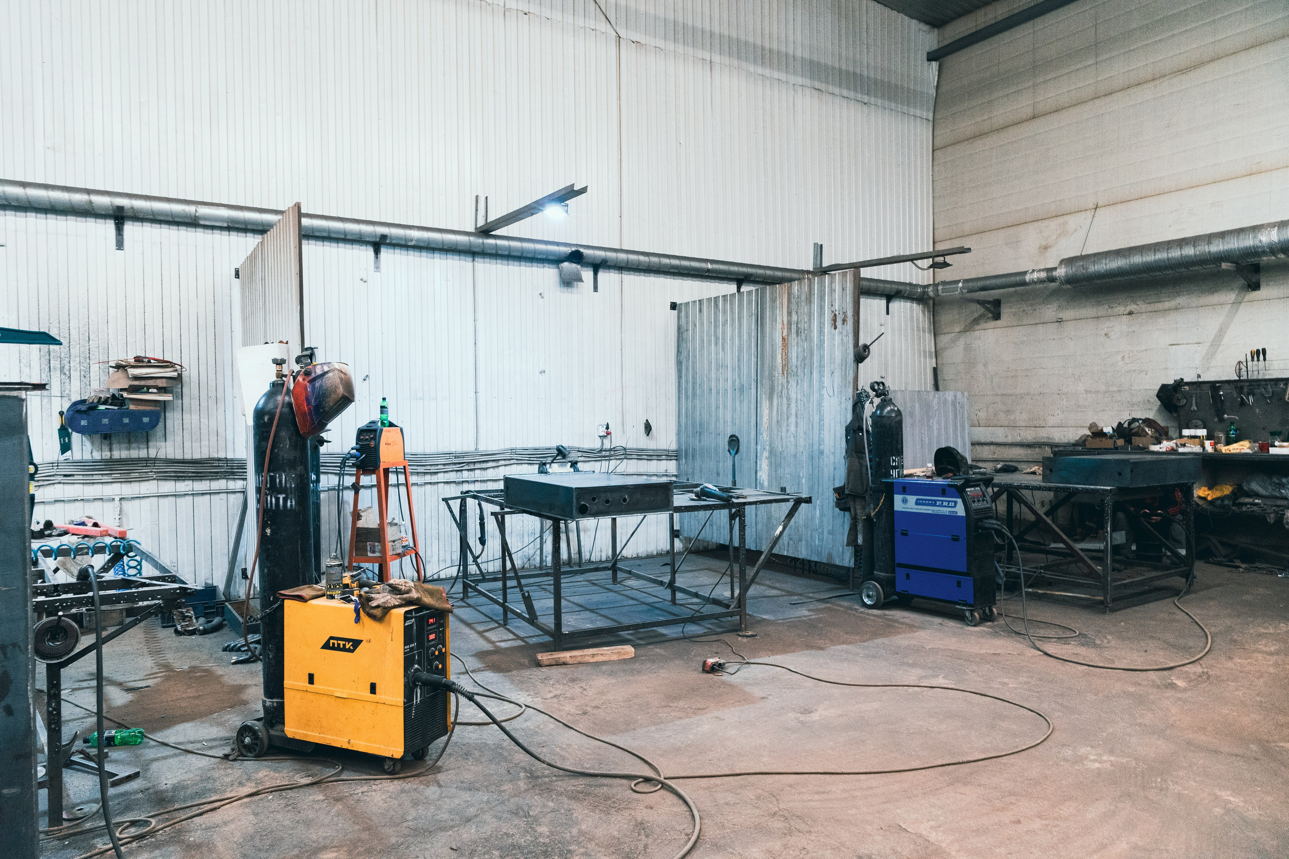 Рабочие цеха компании ПВК. Коммерческий Фотограф Виктор Фоменых