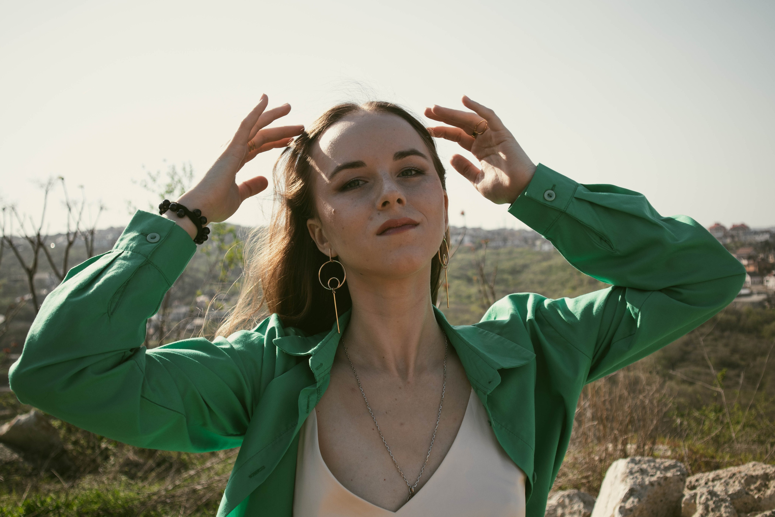 «Деревья шепчут, горы молчат». Уличный фотограф Города N