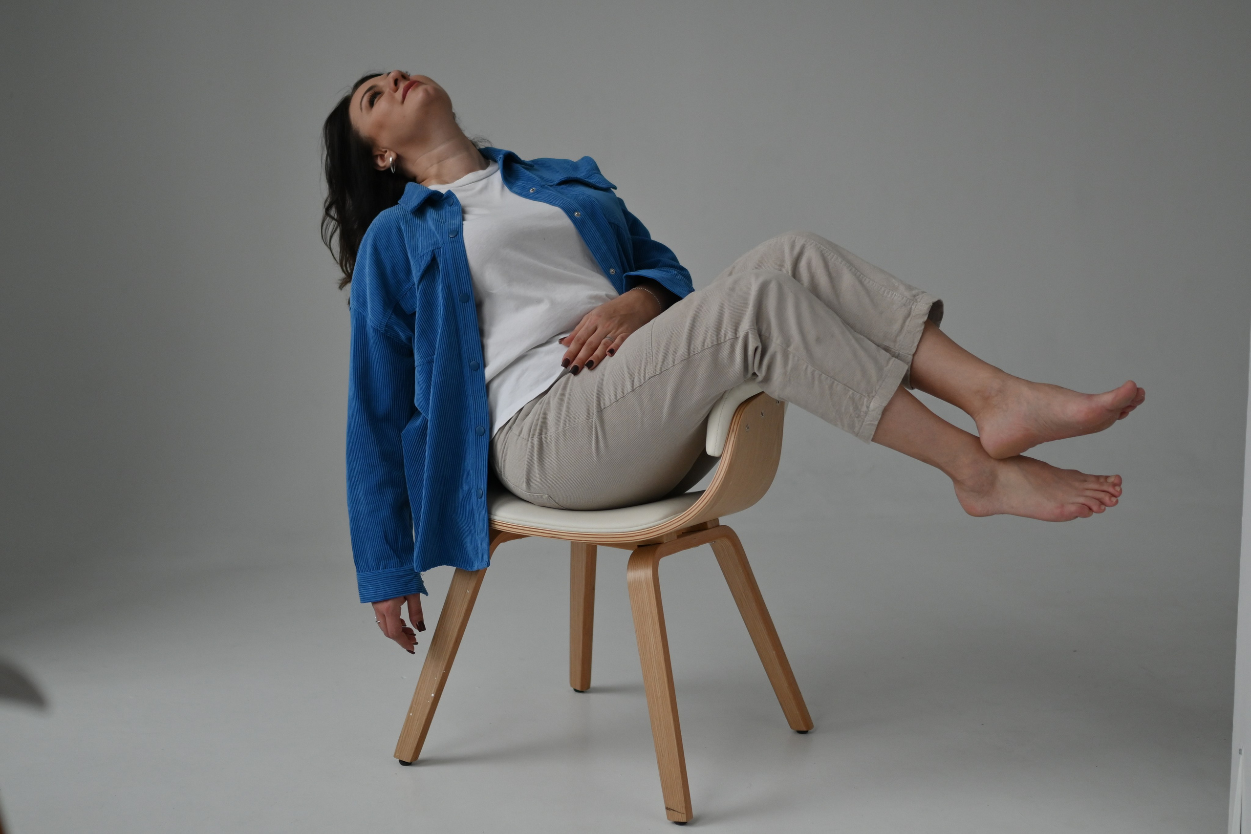 Сидя, общий план, диагонали, углы, естественный свет