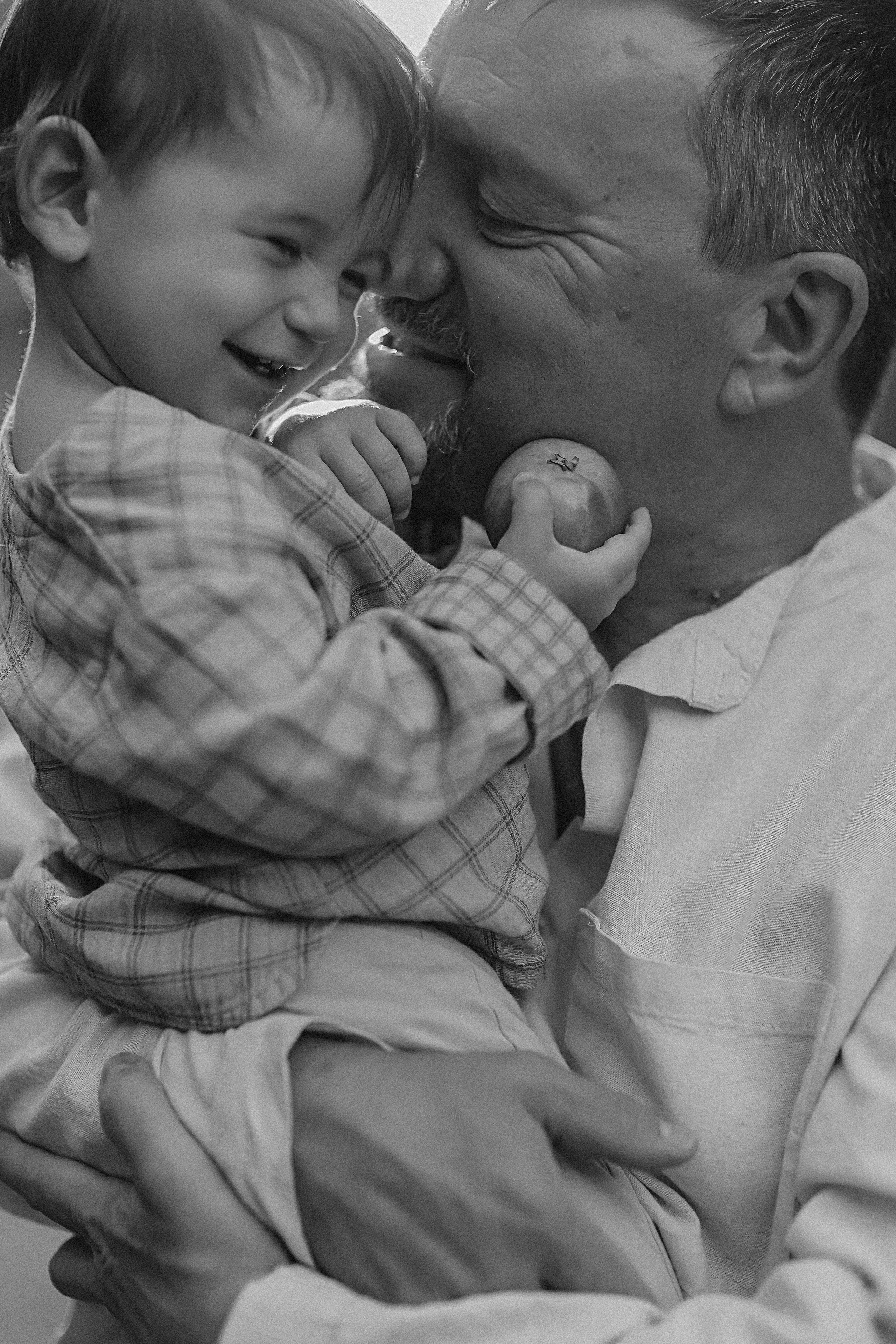 Стирка у дома. Семейный фотограф Тюмень, фотограф на роды Салмина Мария