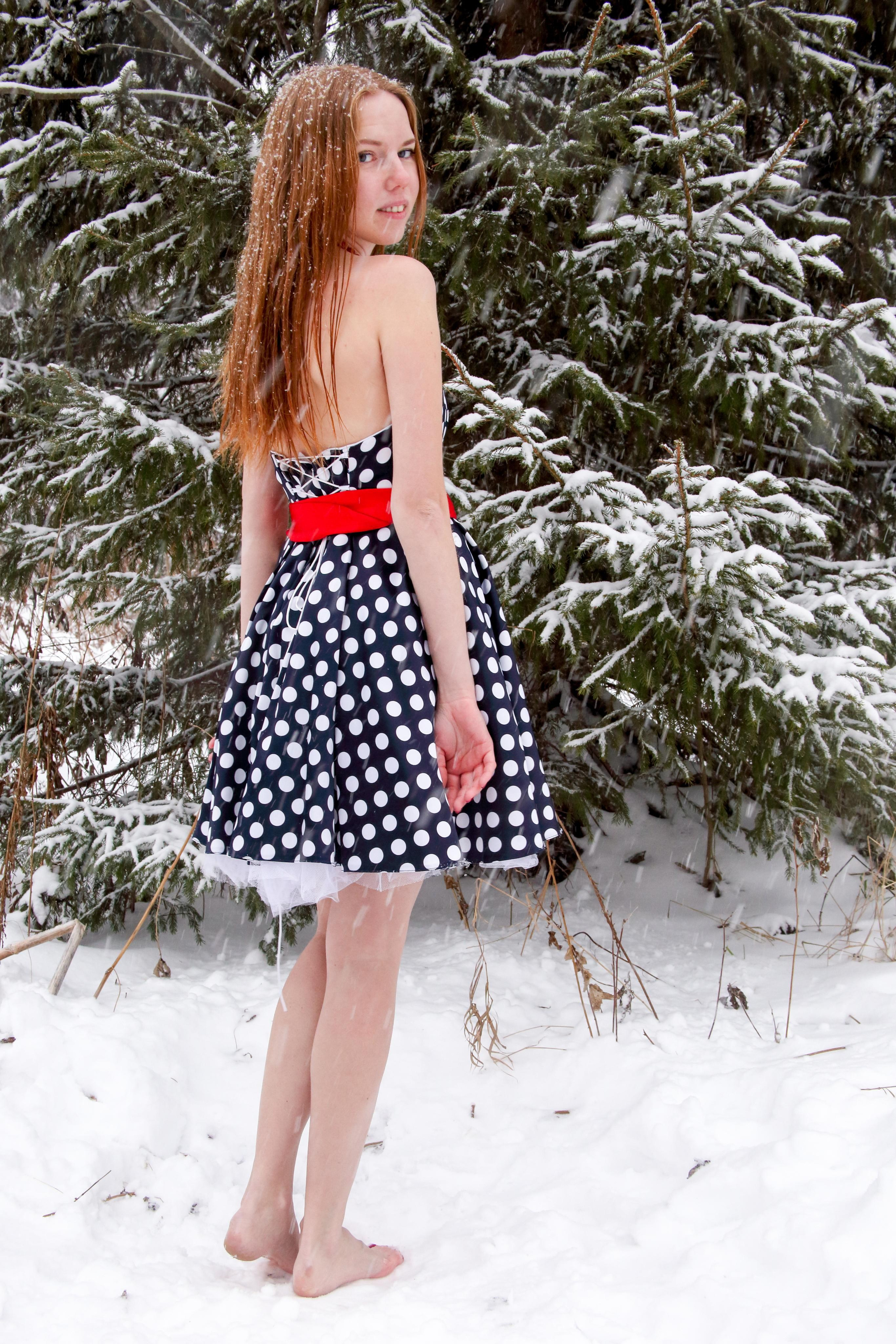 Света босиком на снегу. Фотограф Пермь. Фотосессия в фотостудии Перми и на свежем воздухе