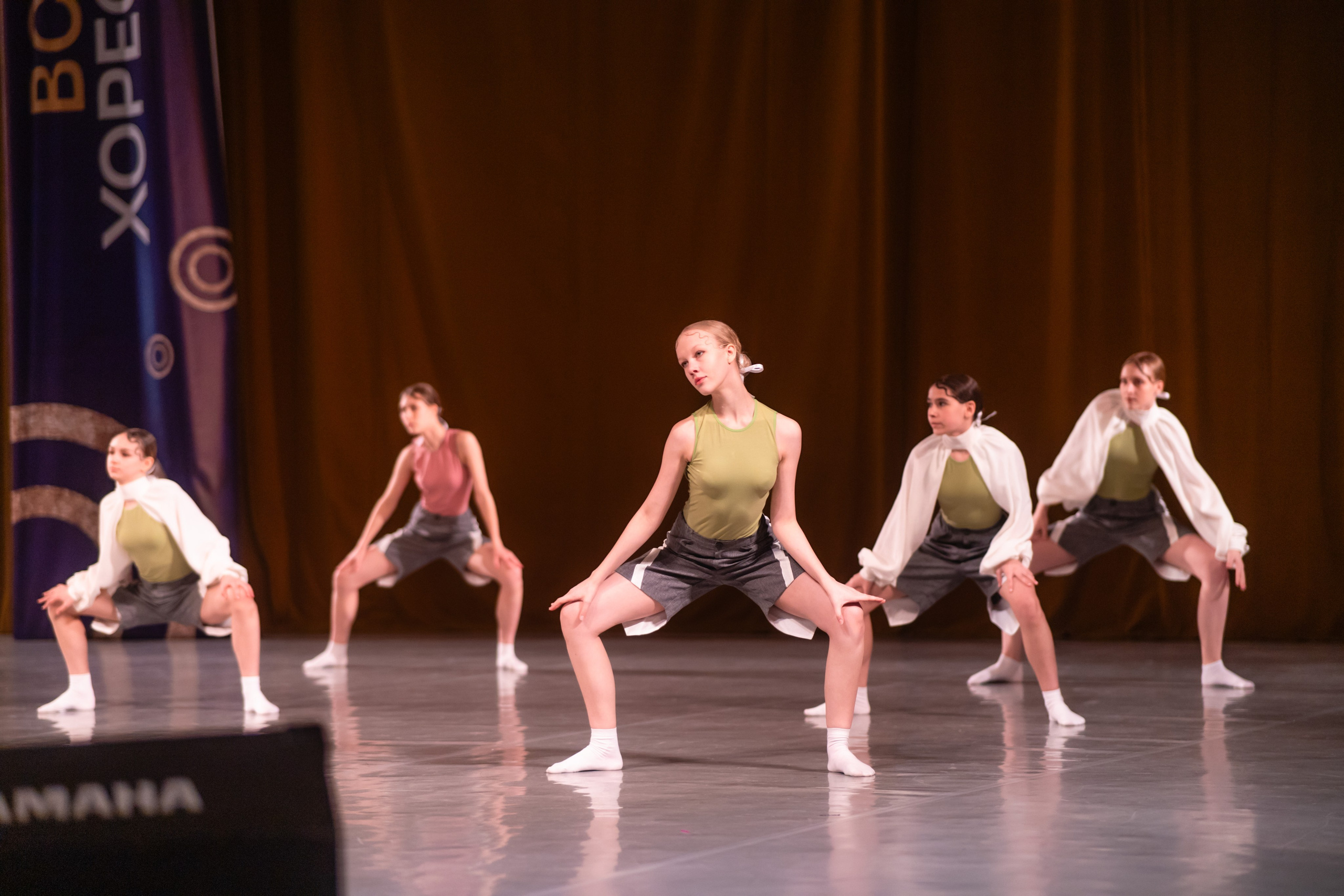 Широкий кадр: группа танцовщиц занимает всю ширину сцены отеля «Санкт-Петербург».