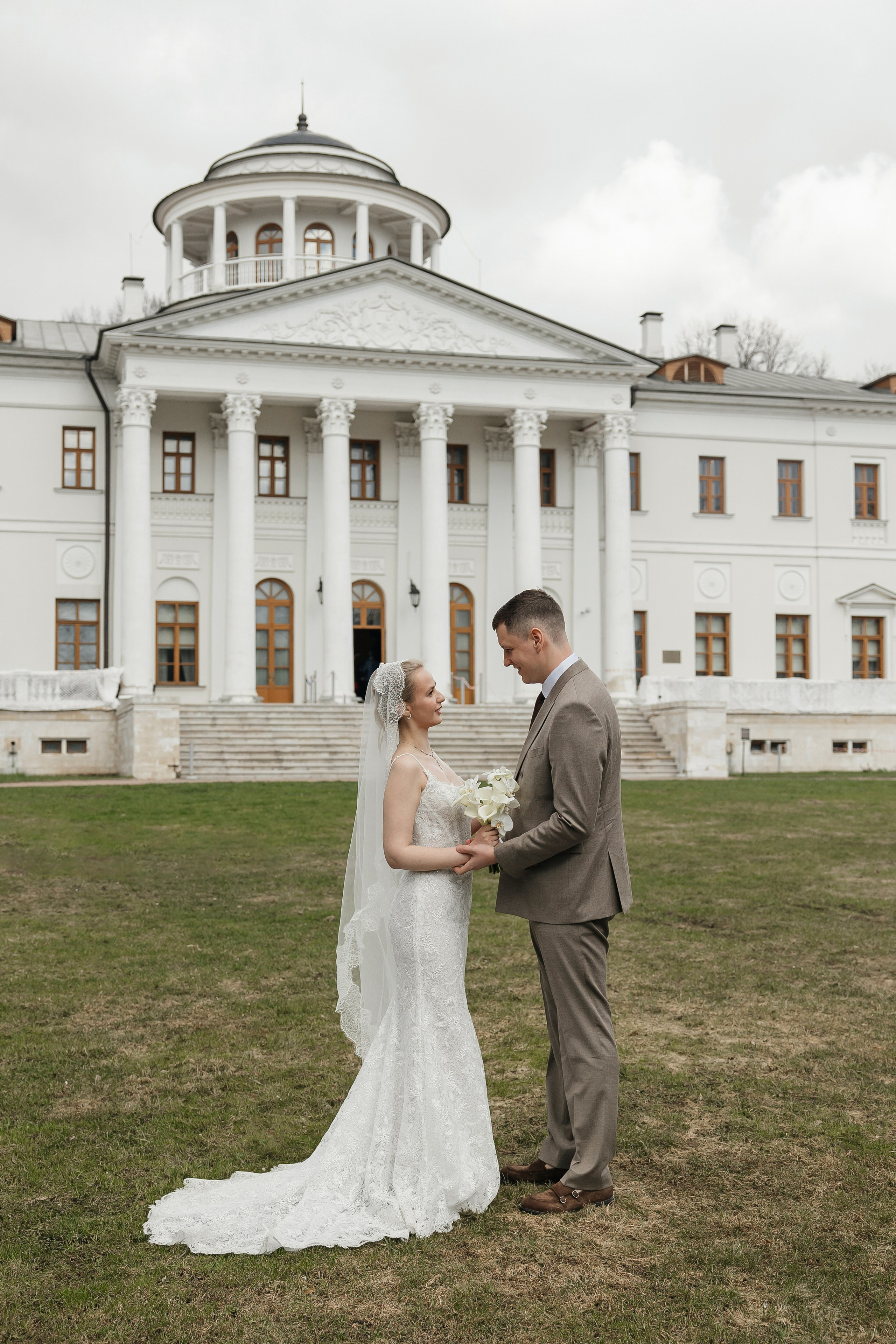 Свадебная фотосессия в Усадьбе Остафьево. Свадебный фотограф в Москве Дарья Олендарёва